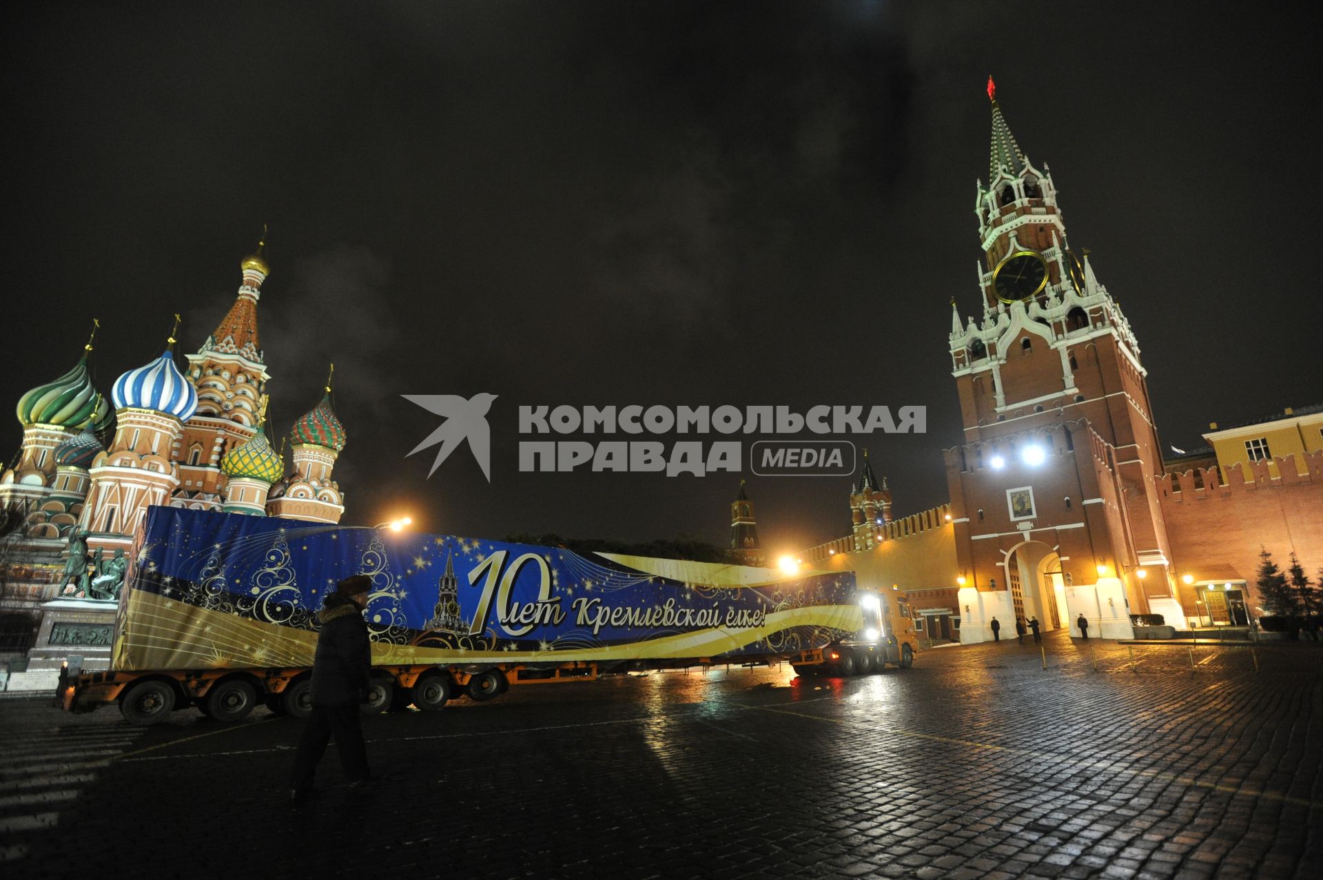 30-метровую елку доставили в Кремль через Спасские ворота. Москва. 17 декабря 2010 года.