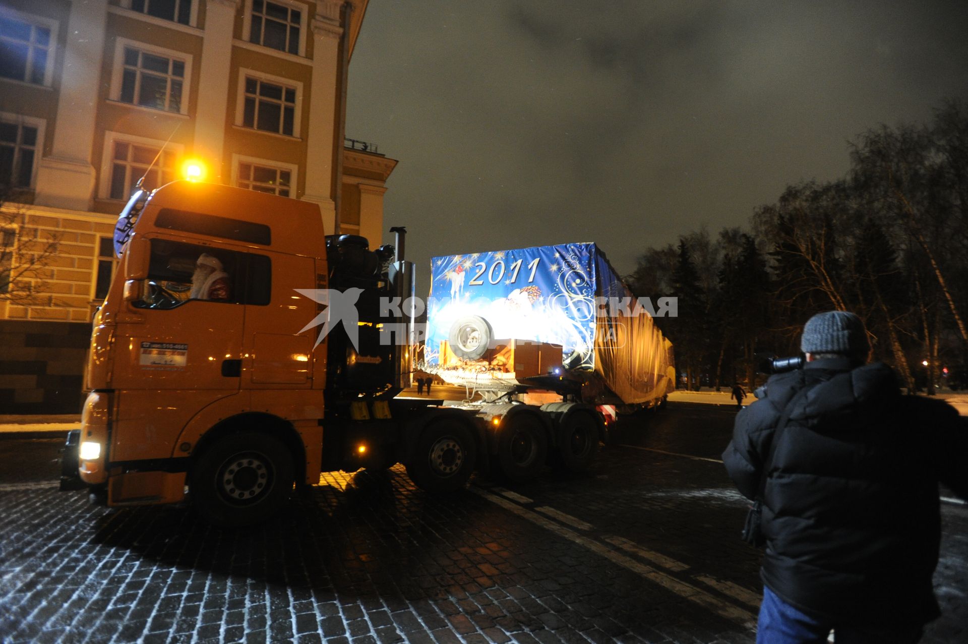 30-метровую елку доставили в Кремль через Спасские ворота. Москва. 17 декабря 2010 года.