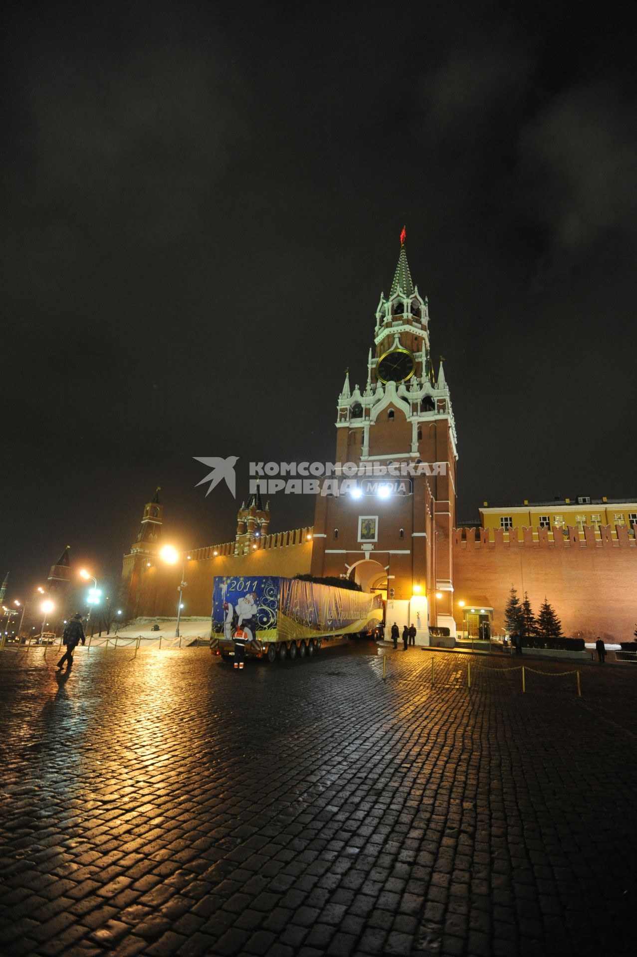 30-метровую елку доставили в Кремль через Спасские ворота. Москва. 17 декабря 2010 года.