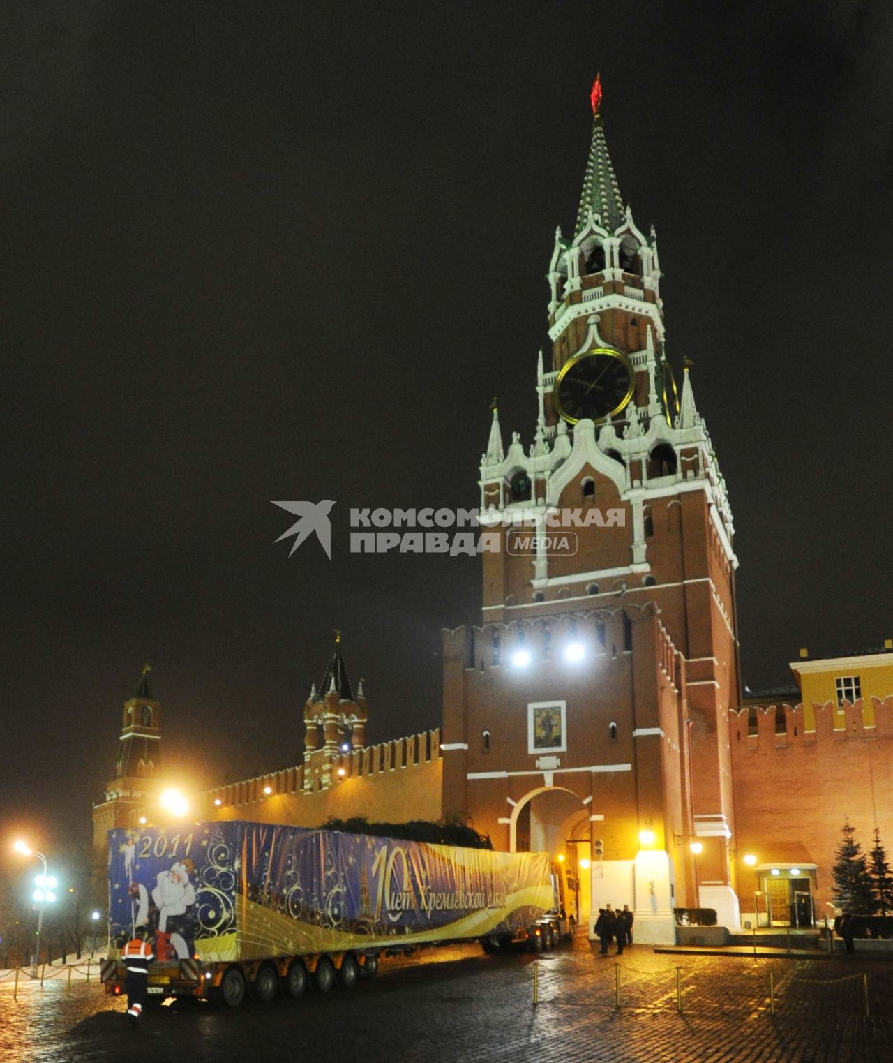 30-метровую елку доставили в Кремль через Спасские ворота. Москва. 17 декабря 2010 года.