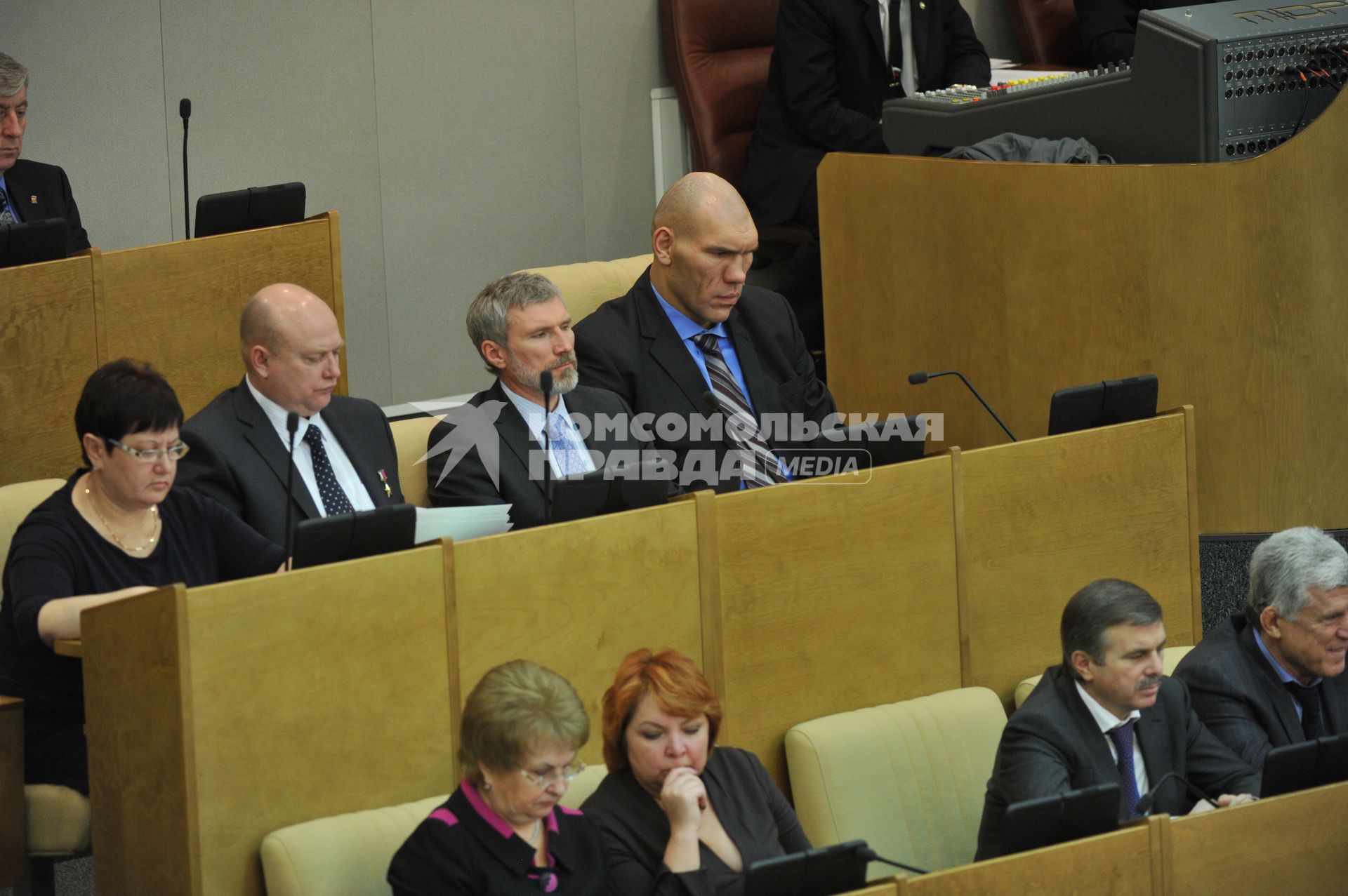 Первое пленарное заседание Госдумы РФ шестого созыва. На снимке: депутат Госдумы РФ Николай Валуев. 21 декабря 2011 года.