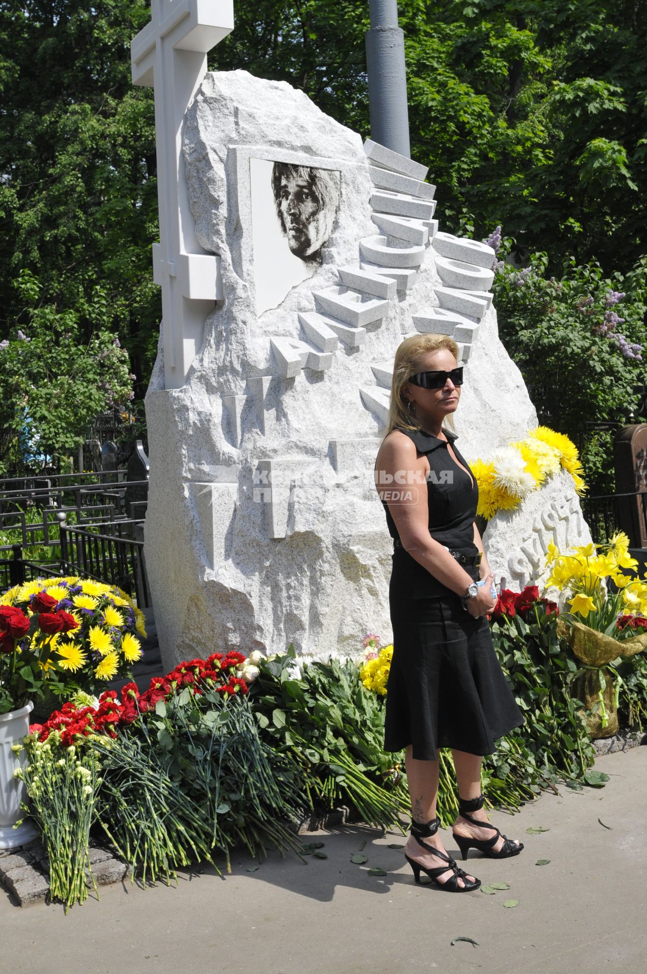 На снимке: Певица Лариса Долина на Ваганьковском кладбище во время открытия памятника Александру Абдулову. 29 мая 2009 год.