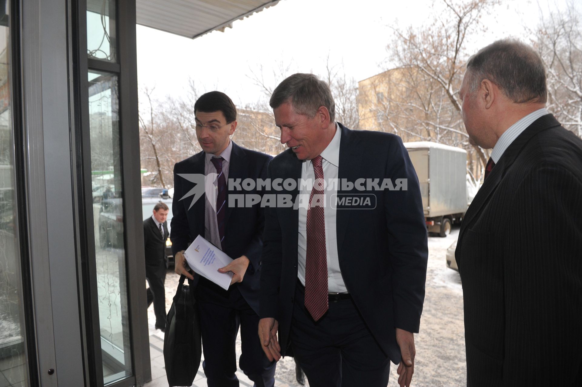 Министр связи и массовых коммуникаций РФ Игорь Щеголев и главный редактор ЗАО ИД КП Владимир Сунгоркин. В ИД КП. 16 января 2012 года.