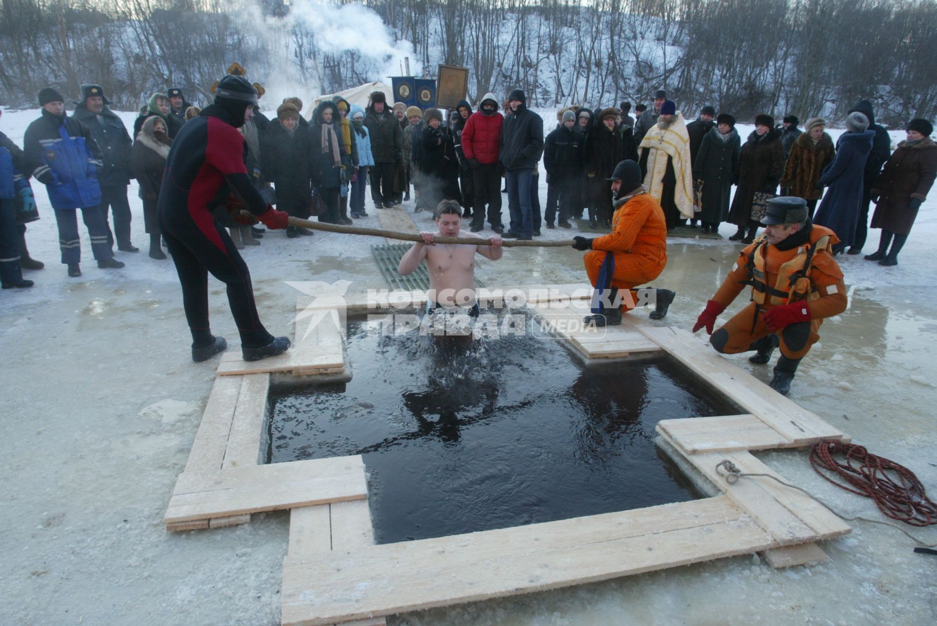 Купание на крещение около Санкт-Петербурга 19 января 2006 года.