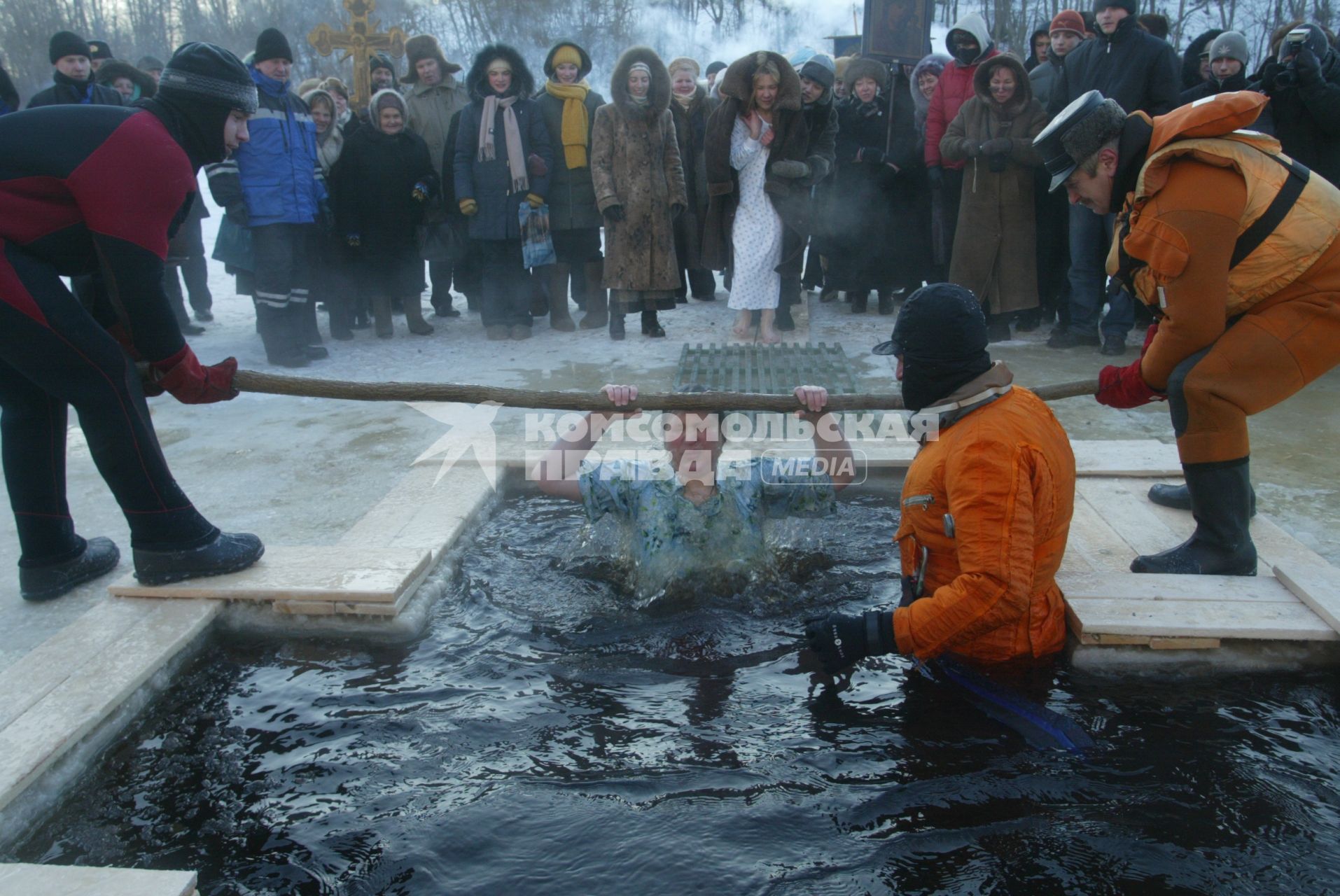 Купание на крещение около Санкт-Петербурга 19 января 2006 года.