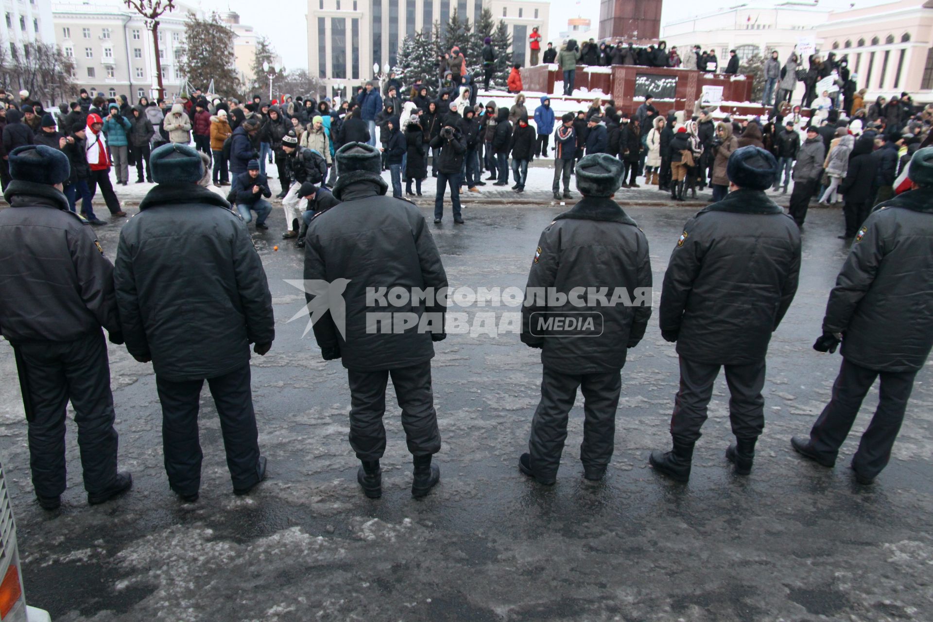 Акция протеста против фальсификации выборов в государственную думу. Несанкционированный митинг на площади Свободы. Казань. На снимке: спины представителей власти на фоне митингующих. 10 декабря 2011 года.