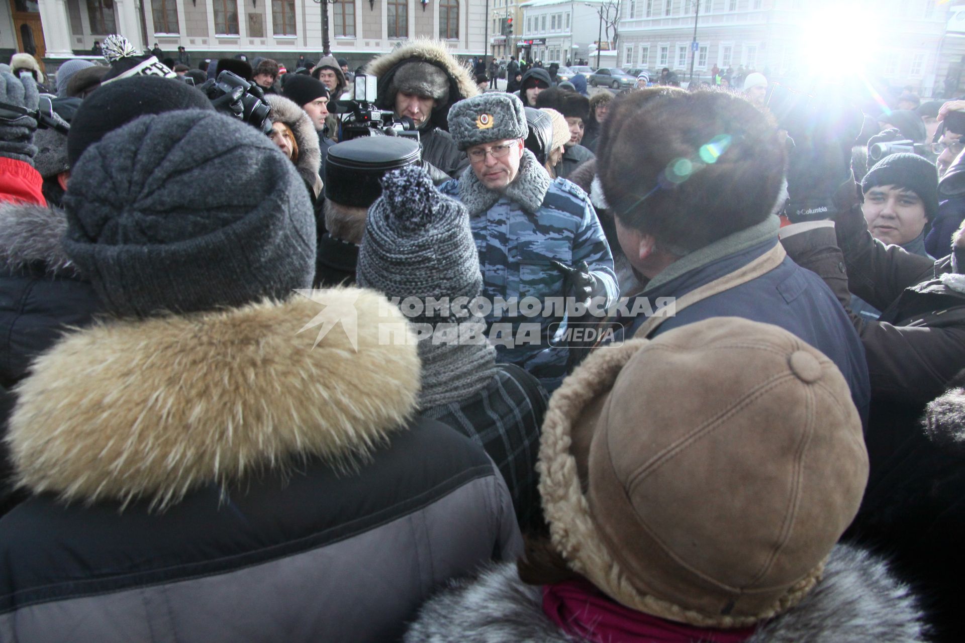 Акция протеста против фальсификации выборов в государственную думу. Несанкционированный митинг на площади Свободы. Казань. На снимке: представитель власти. 10 декабря 2011 года.