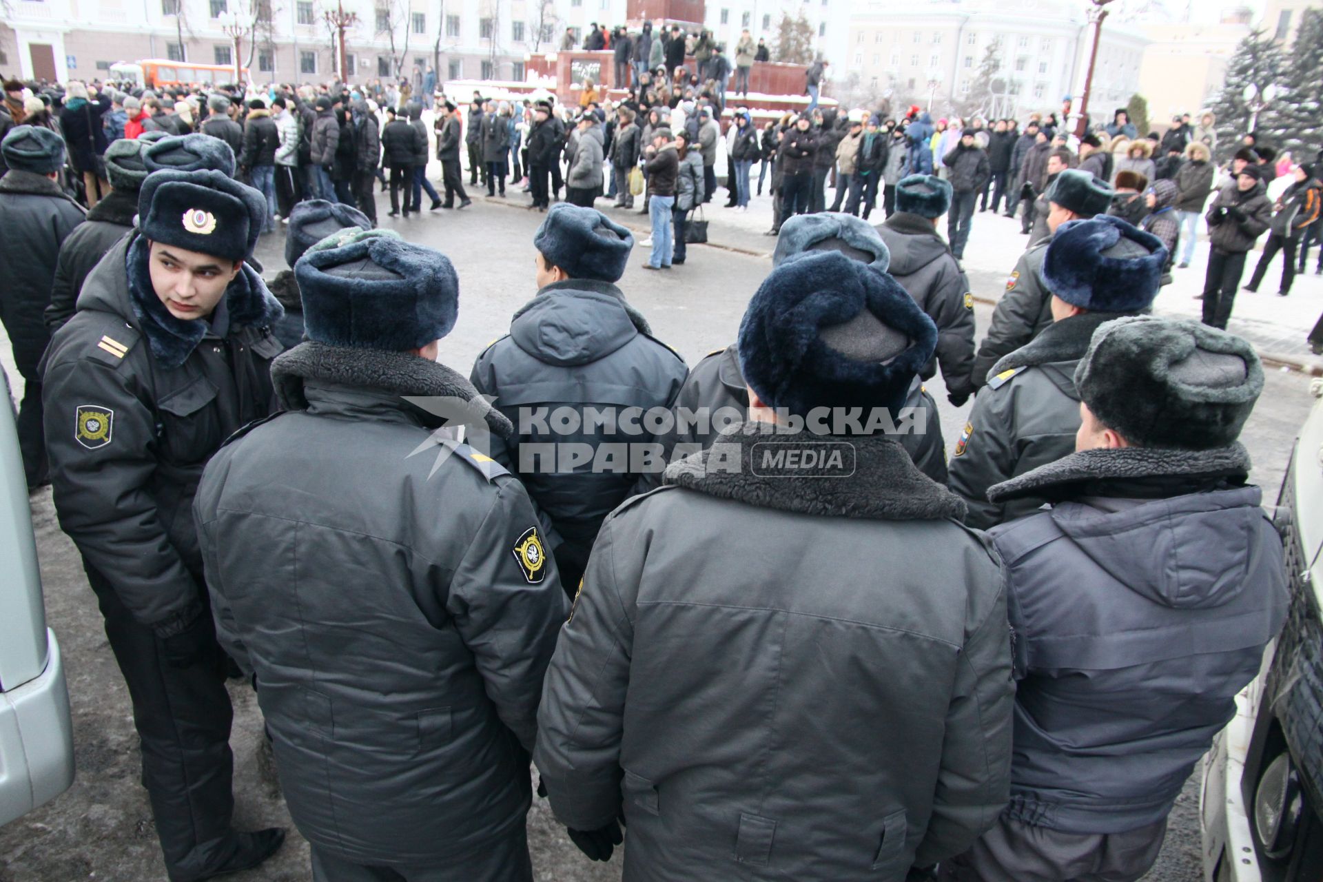 Акция протеста против фальсификации выборов в государственную думу. Несанкционированный митинг на площади Свободы. Казань. На снимке: представители власти. 10 декабря 2011 года.