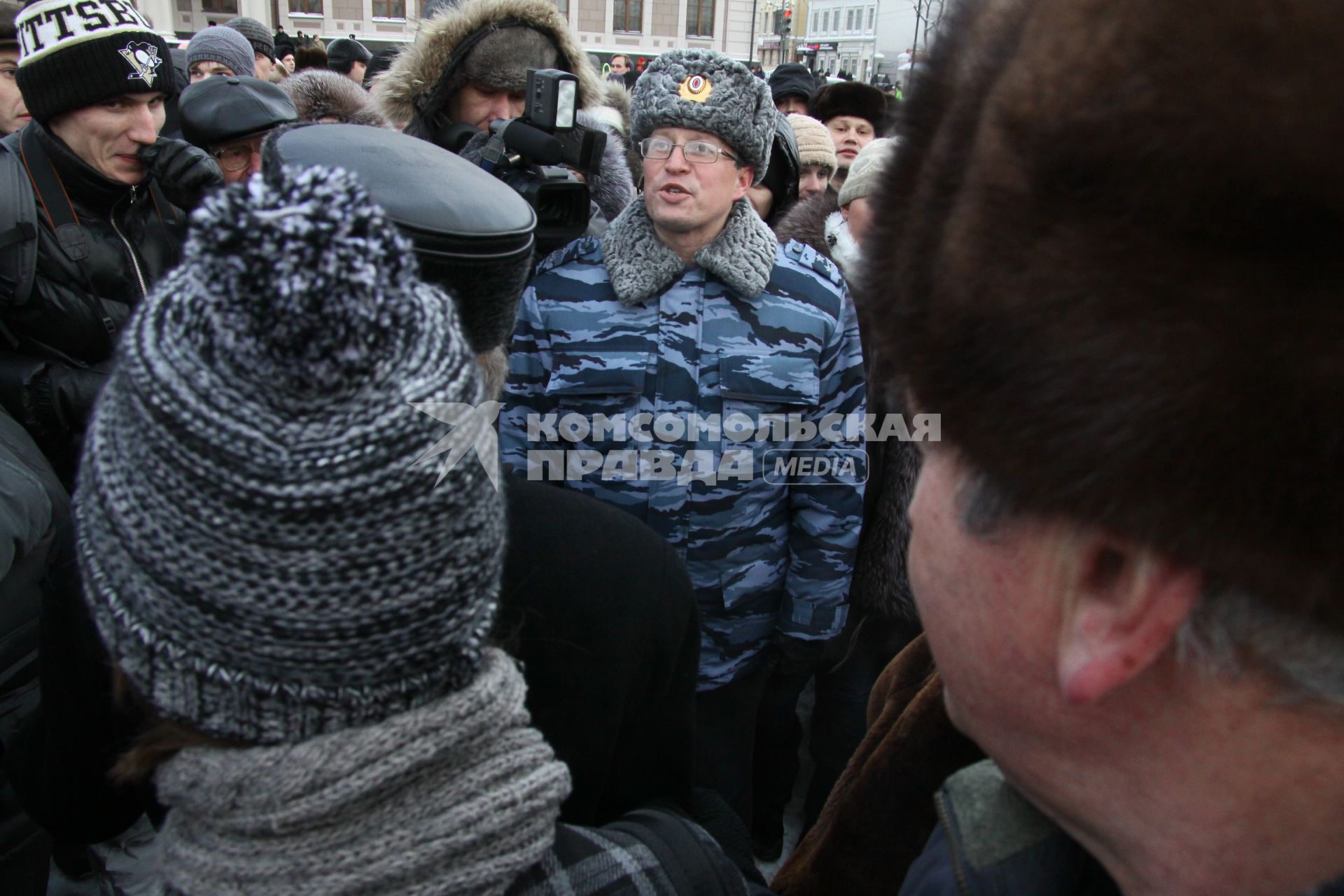 Акция протеста против фальсификации выборов в государственную думу. Несанкционированный митинг на площади Свободы. Казань. На снимке: представитель власти. 10 декабря 2011 года.