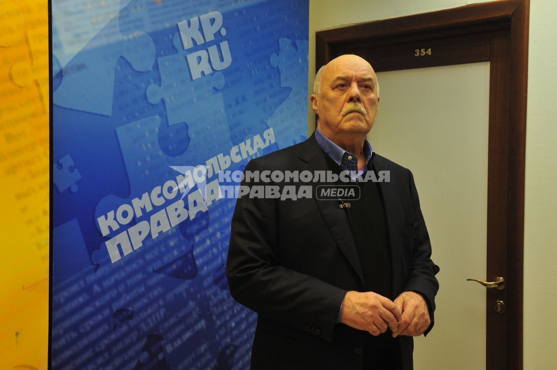 Руководитель предвыборного штаба кандидата в президенты Владимира Путина режиссер Станислав Говорухин. В ИД КП. 17 января 2012 года.