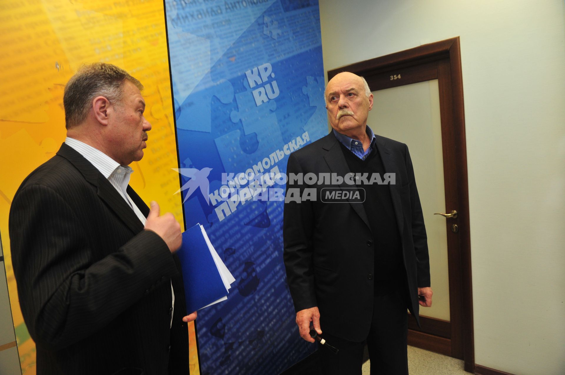 Руководитель предвыборного штаба кандидата в президенты Владимира Путина режиссер Станислав Говорухин и зам. редактора отдела политики Александр Гамов. В ИД КП. 17 января 2012 года.
