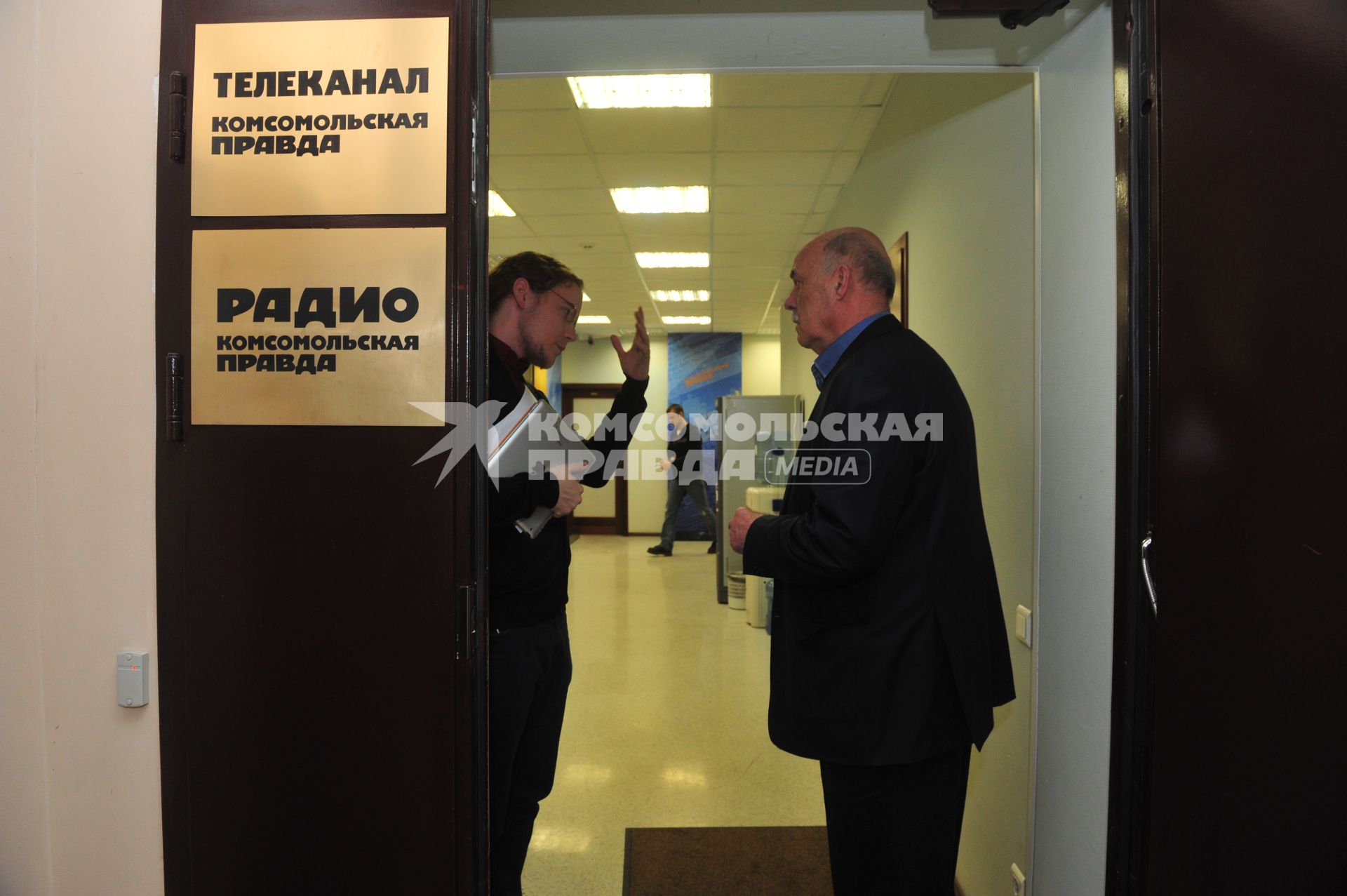 Руководитель предвыборного штаба кандидата в президенты Владимира Путина режиссер Станислав Говорухин и телерадиоведущий Александр Яковлев. В ИД КП. 17 января 2012 года.
