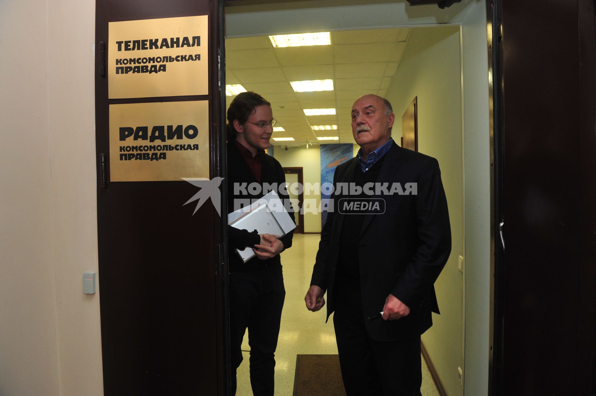 Руководитель предвыборного штаба кандидата в президенты Владимира Путина режиссер Станислав Говорухин и телерадиоведущий Александр Яковлев. В ИД КП. 17 января 2012 года.