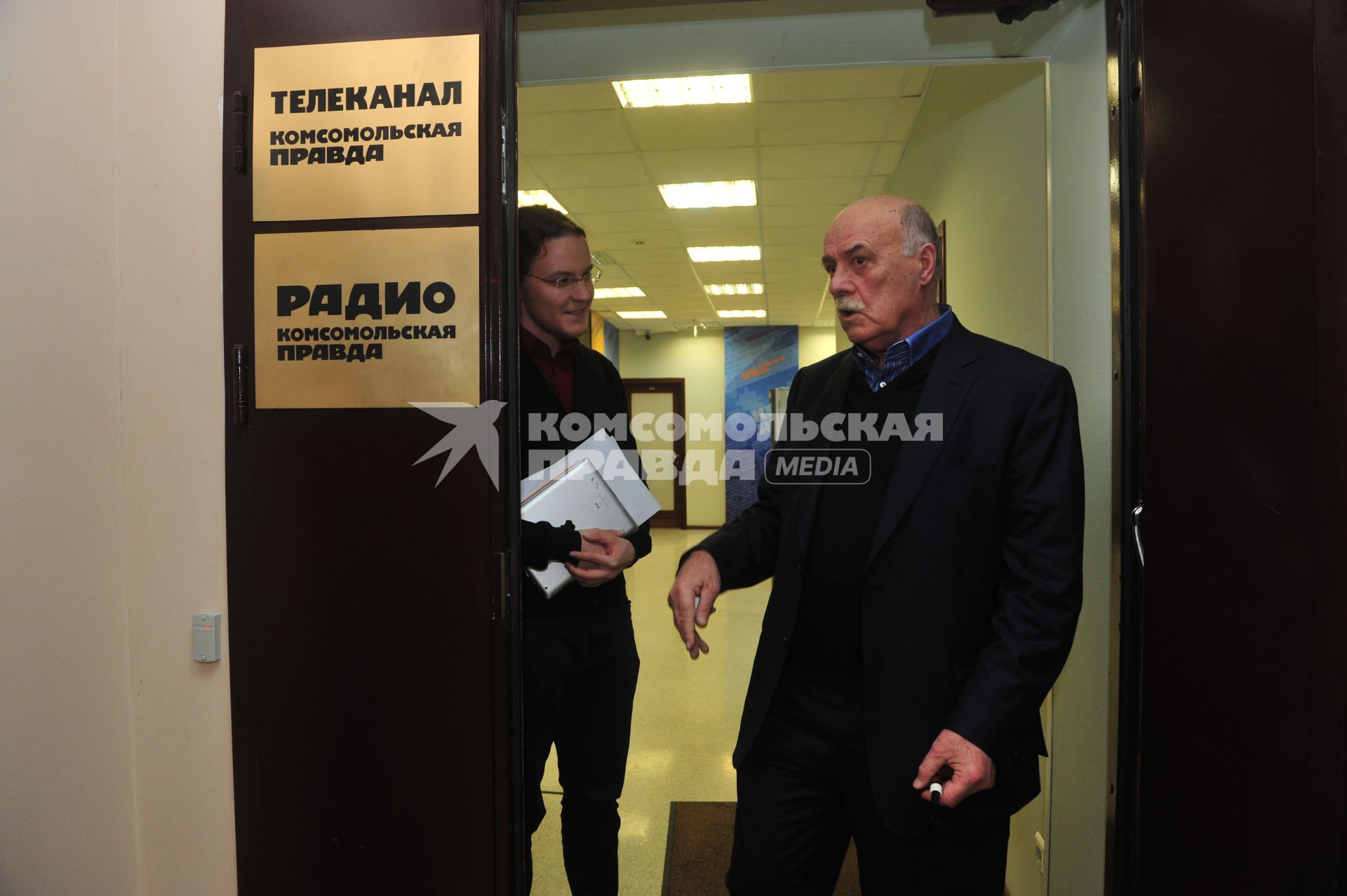 Руководитель предвыборного штаба кандидата в президенты Владимира Путина режиссер Станислав Говорухин и телерадиоведущий Александр Яковлев. В ИД КП. 17 января 2012 года.