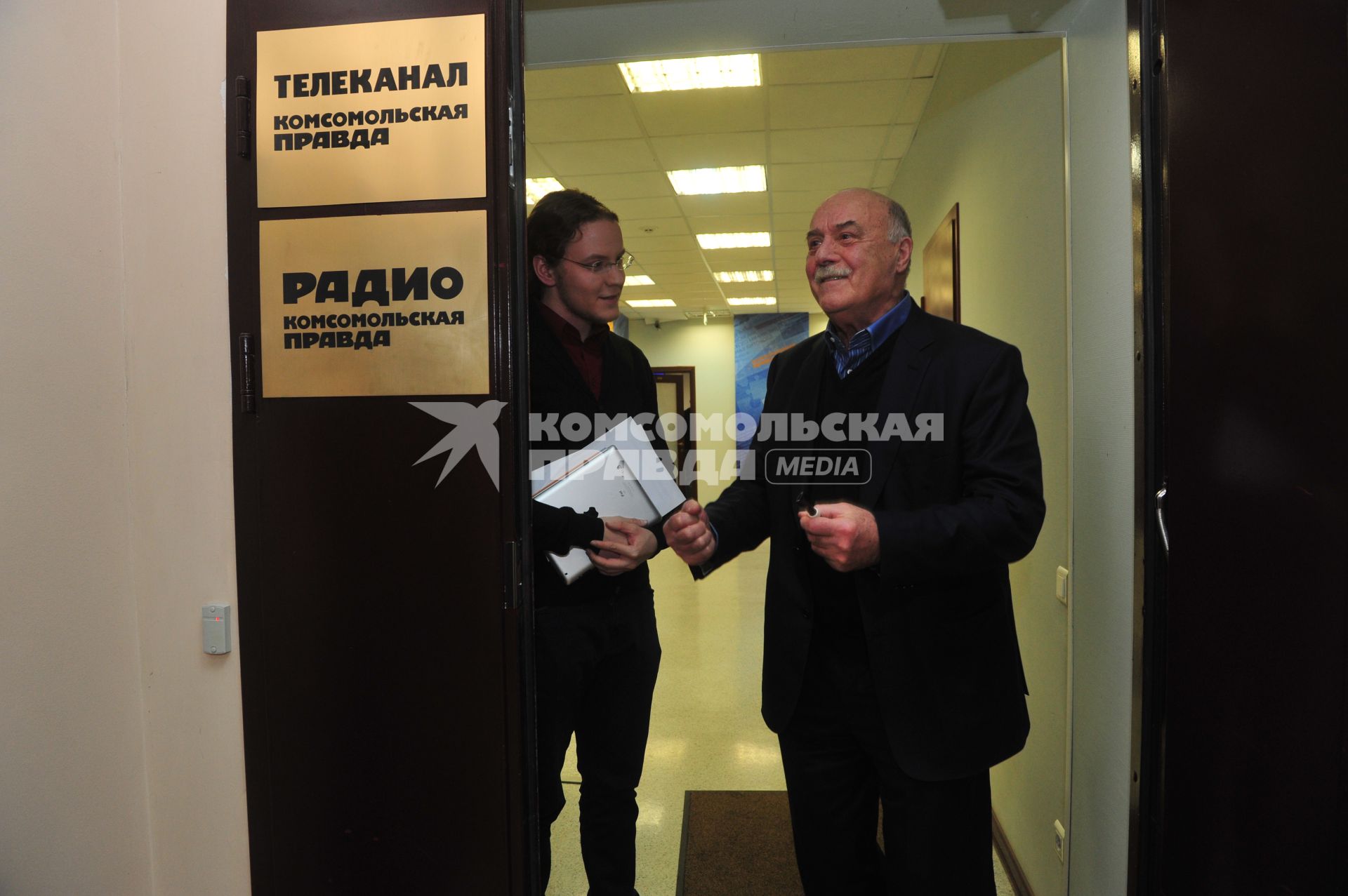 Руководитель предвыборного штаба кандидата в президенты Владимира Путина режиссер Станислав Говорухин и телерадиоведущий Александр Яковлев. В ИД КП. 17 января 2012 года.