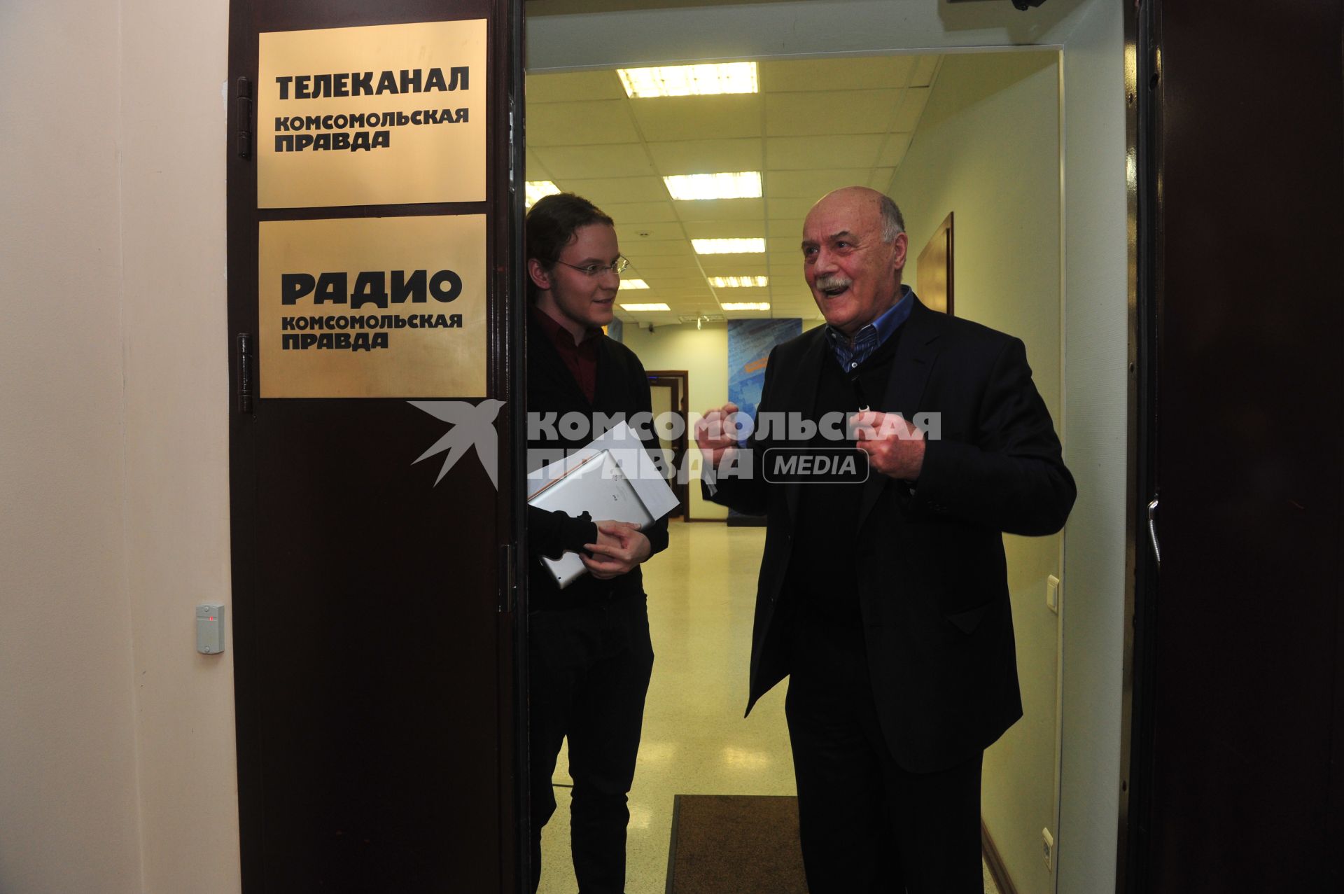Руководитель предвыборного штаба кандидата в президенты Владимира Путина режиссер Станислав Говорухин и телерадиоведущий Александр Яковлев. В ИД КП. 17 января 2012 года.