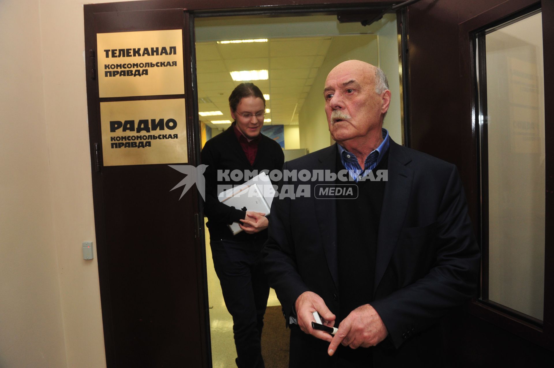 Руководитель предвыборного штаба кандидата в президенты Владимира Путина режиссер Станислав Говорухин и телерадиоведущий Александр Яковлев. В ИД КП. 17 января 2012 года.