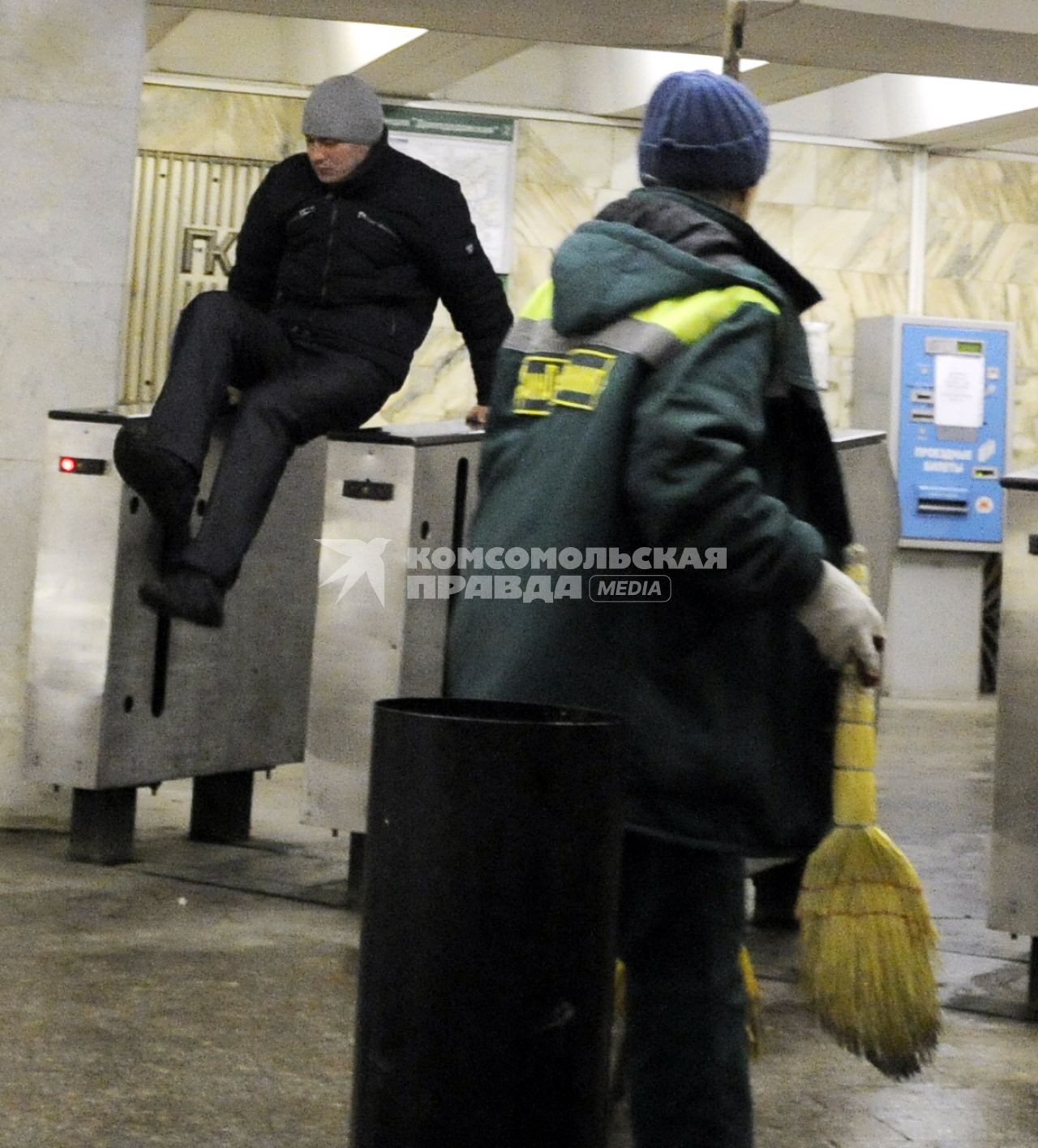 Москва. Метро. Безбилетники перепрыгивают через турникет.  12 февраля 2010