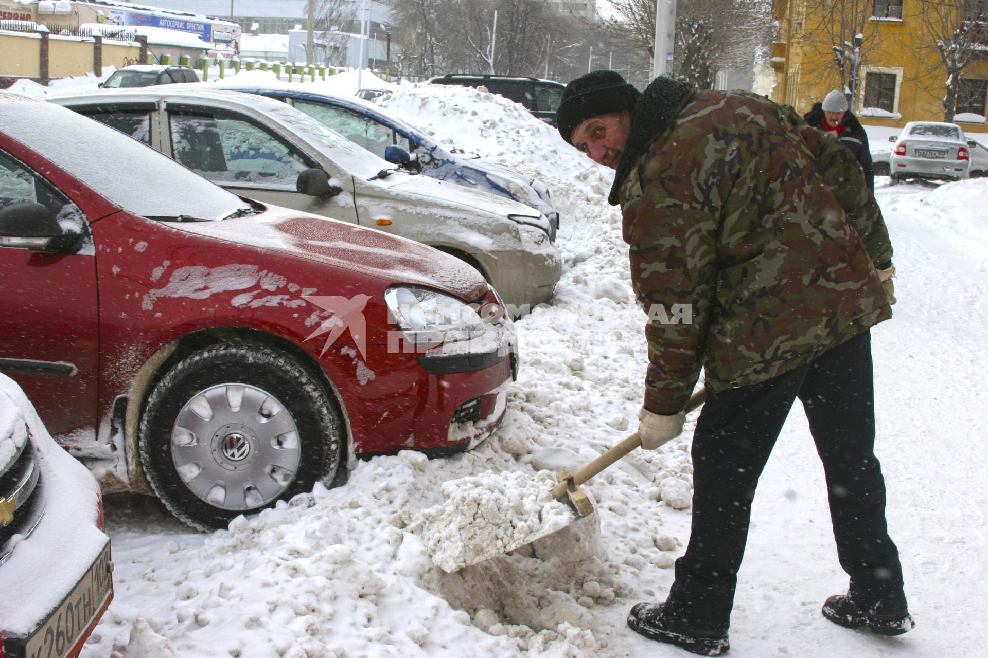 Мужчина убирает снег с улицы. Уфа. 8 февраля 2011 года.