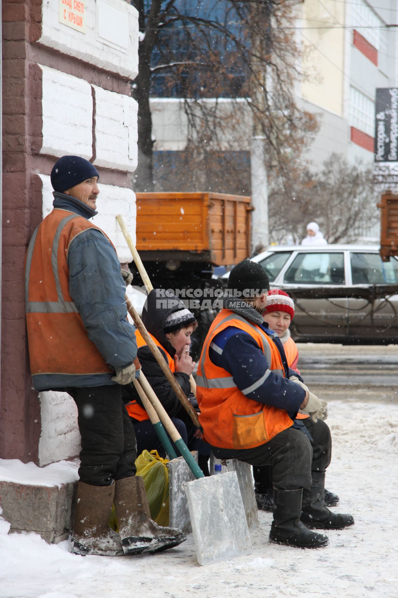 Дворники отдыхают после работы. Уфа. 16 ноября 2011 года.