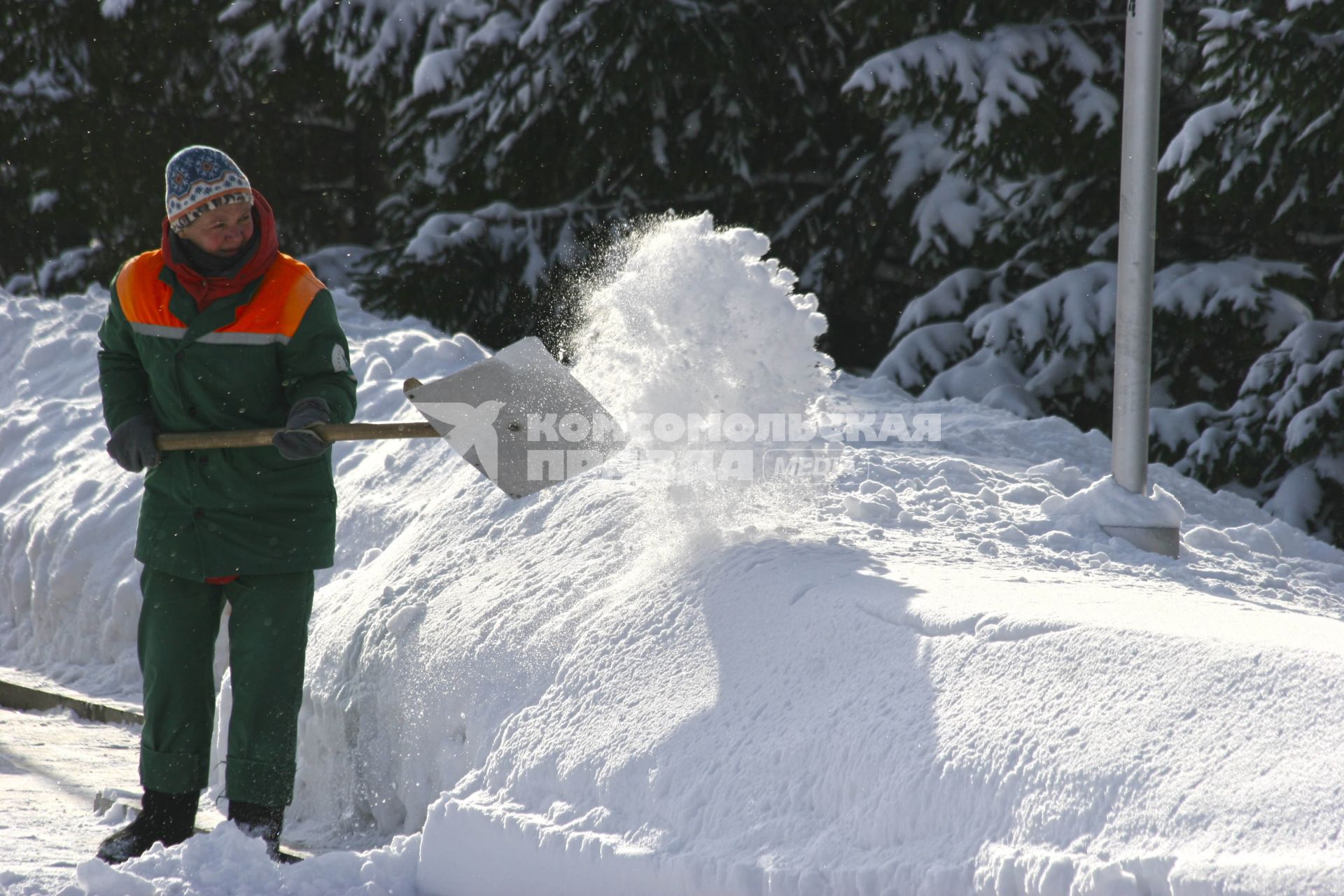 Женщина в спецодежде убирает снег с улиц. Дворник. Уфа. 9 февраля 2011 года.