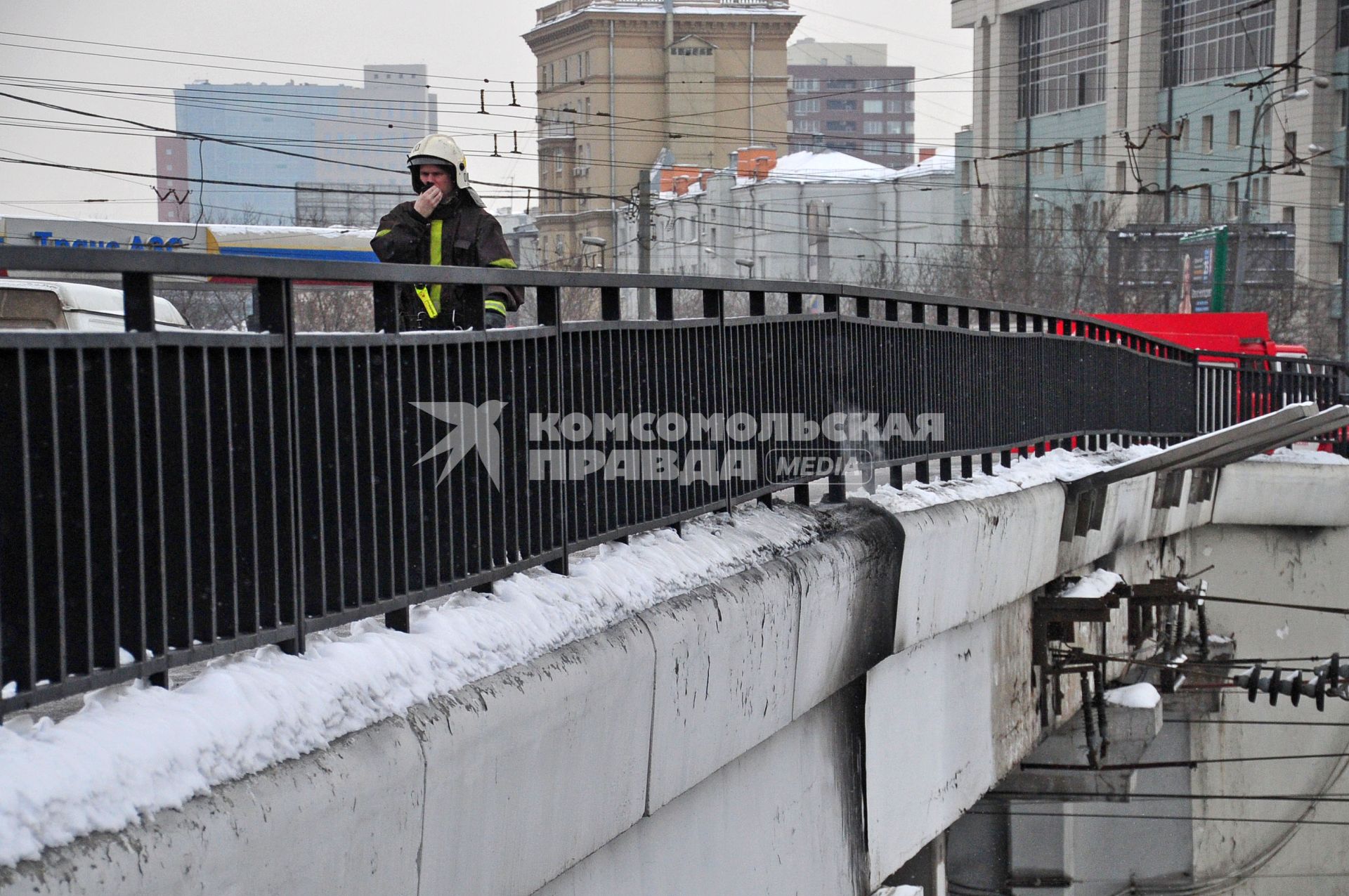 Возгорание в кабельном коллекторе под Савеловской эстакадой. На снимке: пожарный на месте происшествия. 19 января 2012 года.