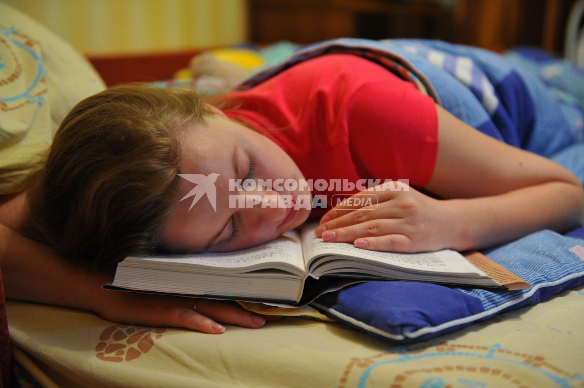 Здоровый сон. Женщина уснула за книгой. 19 января 2012.