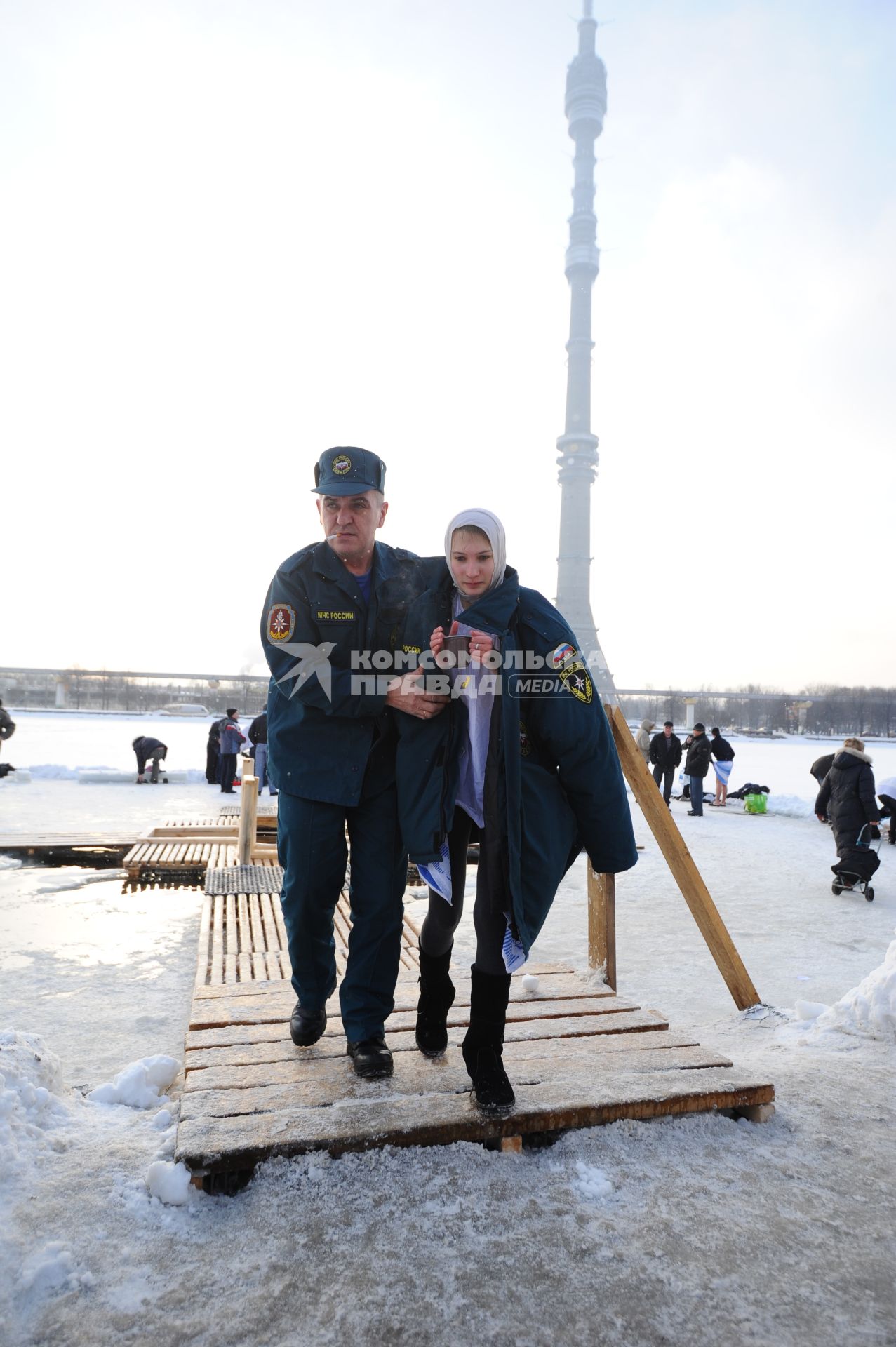 Во время традиционного крещенского купания в Останкинском пруду.  Москва. 19 января 2012 года.