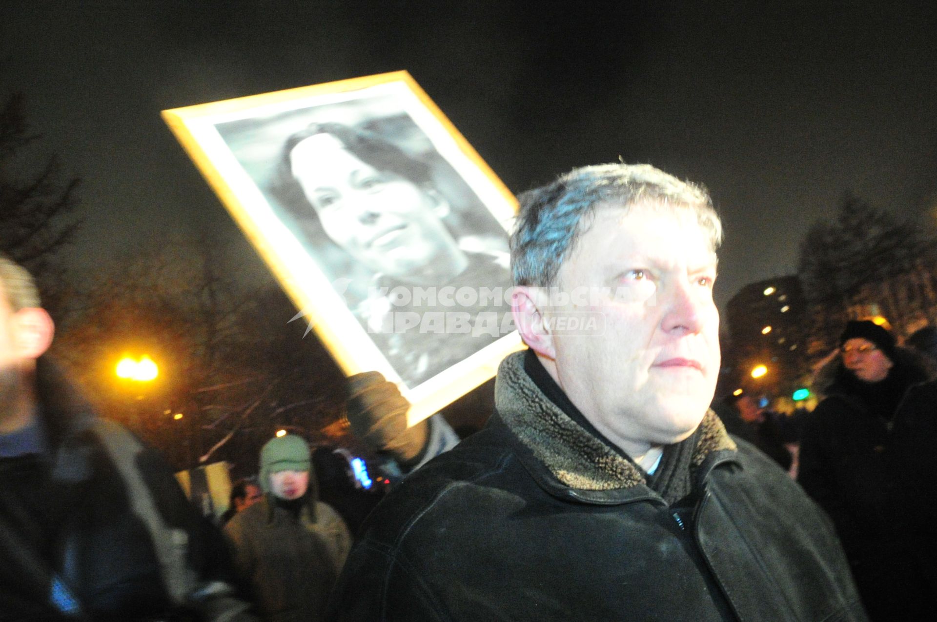 Председатель партии ЯБЛОКО Сергей Митрохин и лидер партии ЯБЛОКО Григорий Явлинский (слева направо) во время санкционированного шествия памяти корреспондента НОВОЙ ГАЗЕТЫ Анастасии Бабуровой и адвоката Станислава Маркелова на Никитском бульваре. Москва. 19 января 2012 года.