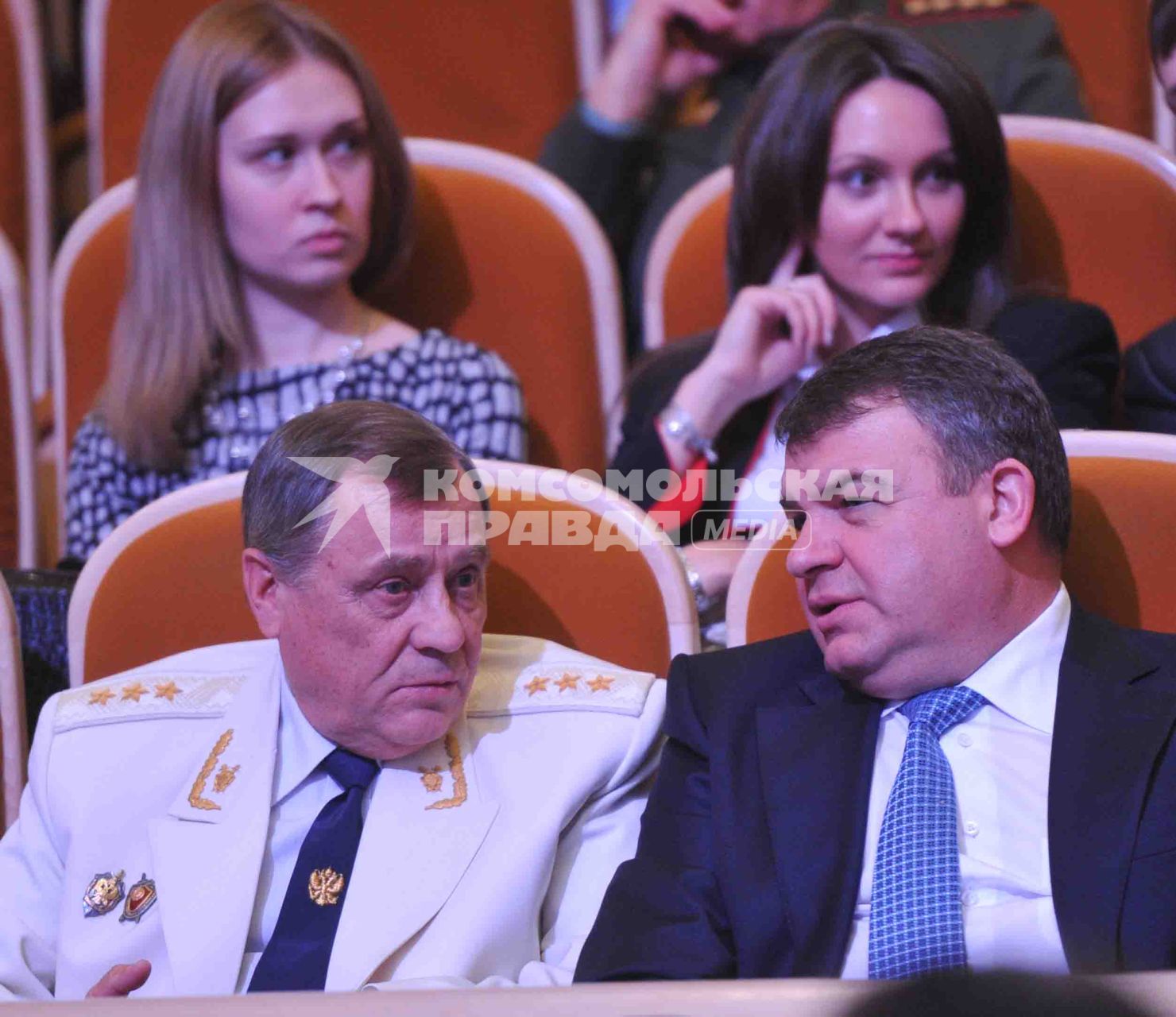 Торжественный вечер, посвященный Дню работника прокуратуры РФ. На снимке: министр Обороны РФ Анатолий Сердюков (справа). 12 января 2012 года.