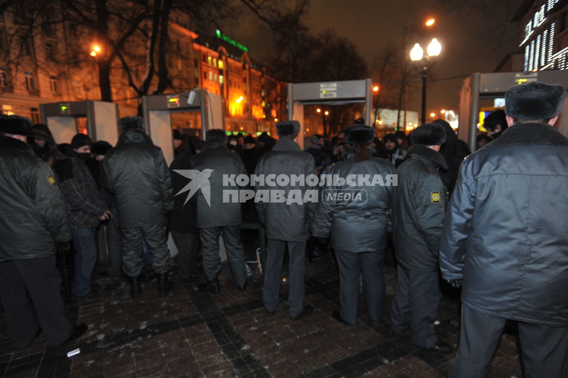 Сотрудники правохранительных органов во время санкционированного шествия памяти корреспондента НОВОЙ ГАЗЕТЫ Анастасии Бабуровой и адвоката Станислава Маркелова на Никитском бульваре. 19 января 2012 года.