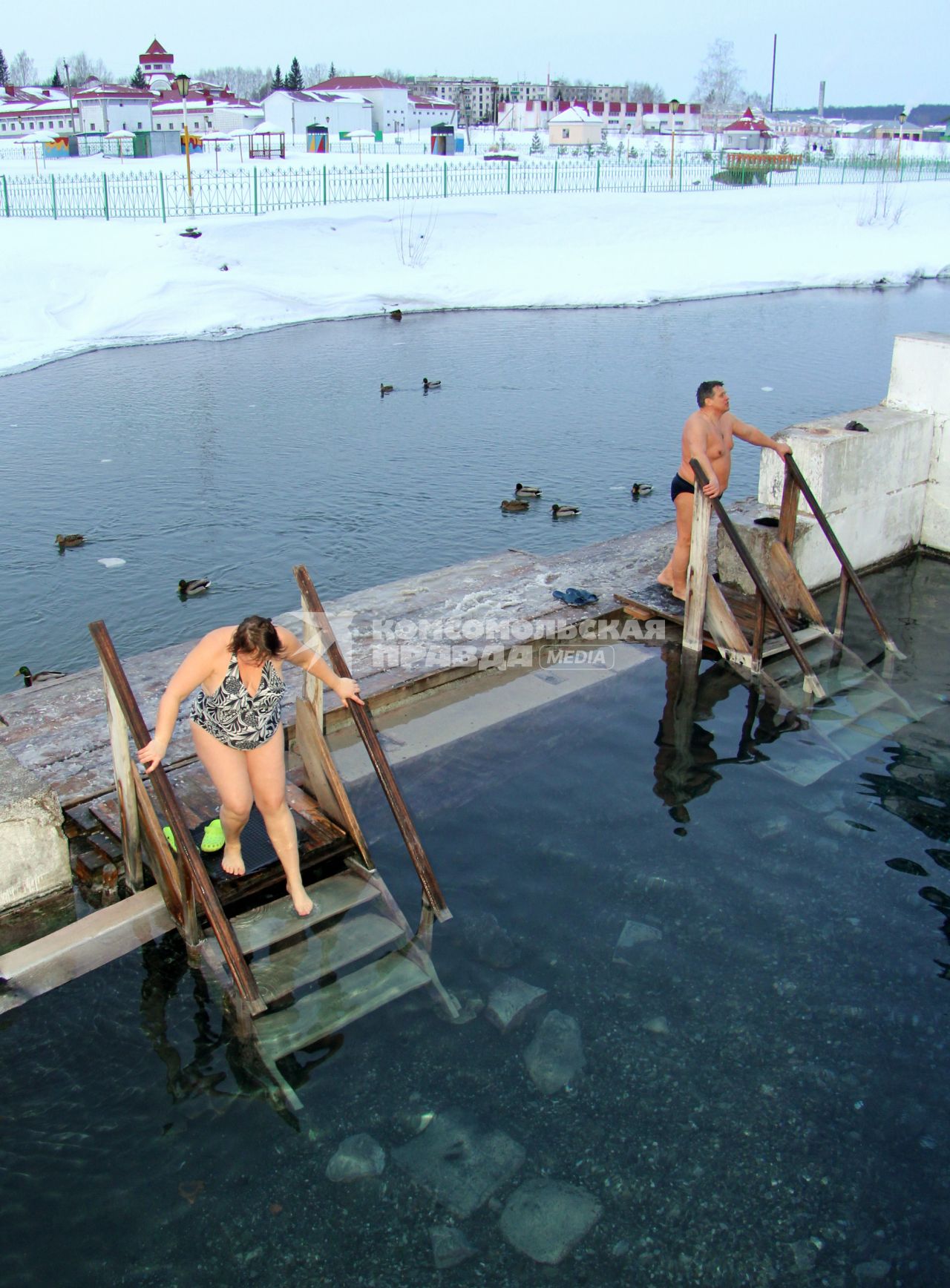 Купания на курорте в Красноусольске в минеральном источнике. Уфимская область. На снимке: мужчина и женщина заходят в купель. 19 января 2012 года.