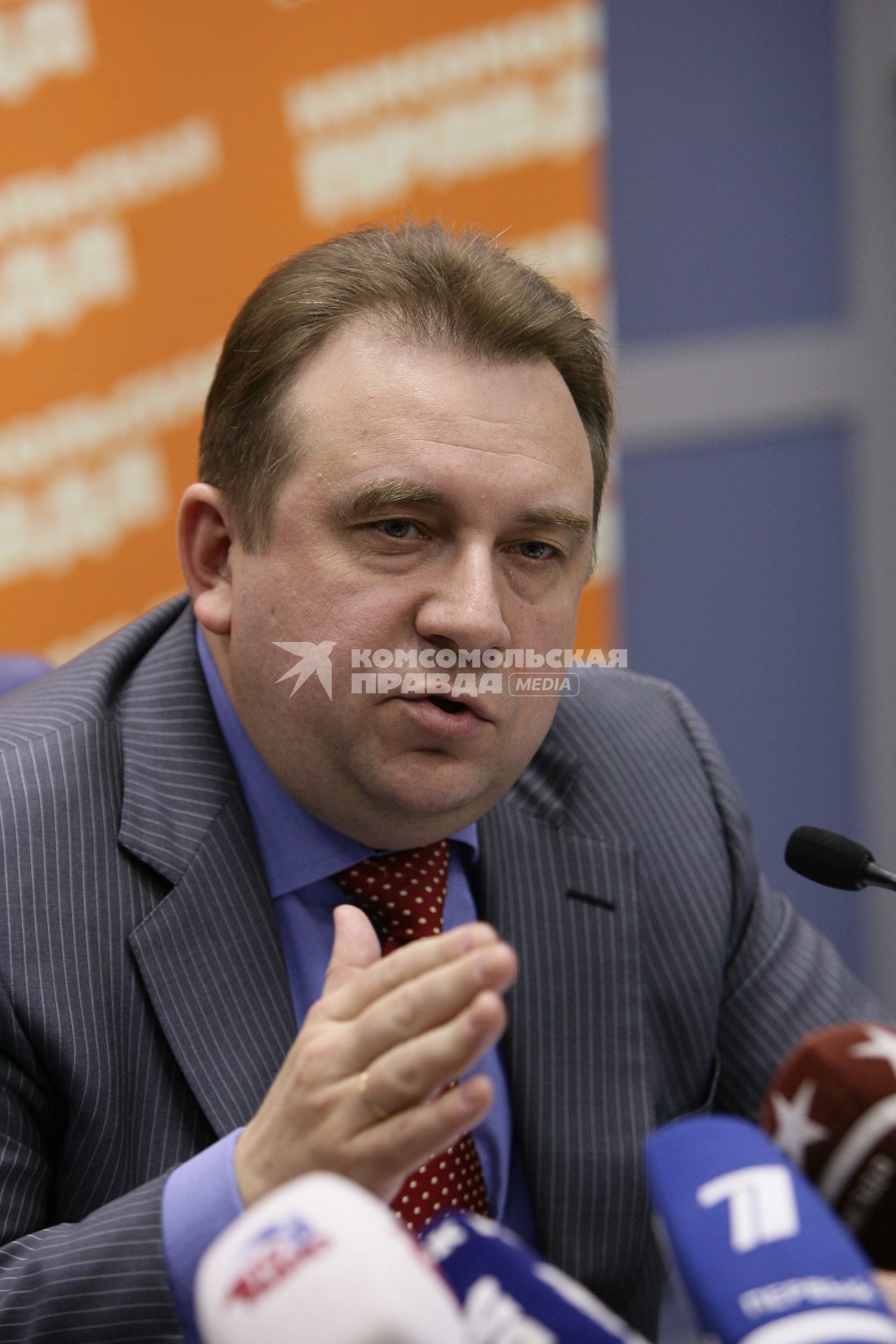 Директор департамента автомобильной промышленности министерства промышленности и торговли РФ Алексей Рахманов на пресс-конференции в КП. 28 мая 2009 года.