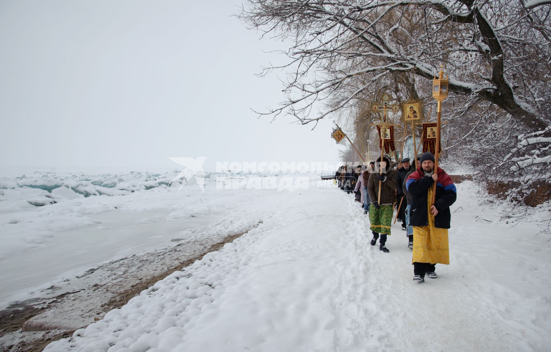 19 января 2012. Волгоградская область, Дубовка. Местные жители празднуют Крещение Господне.