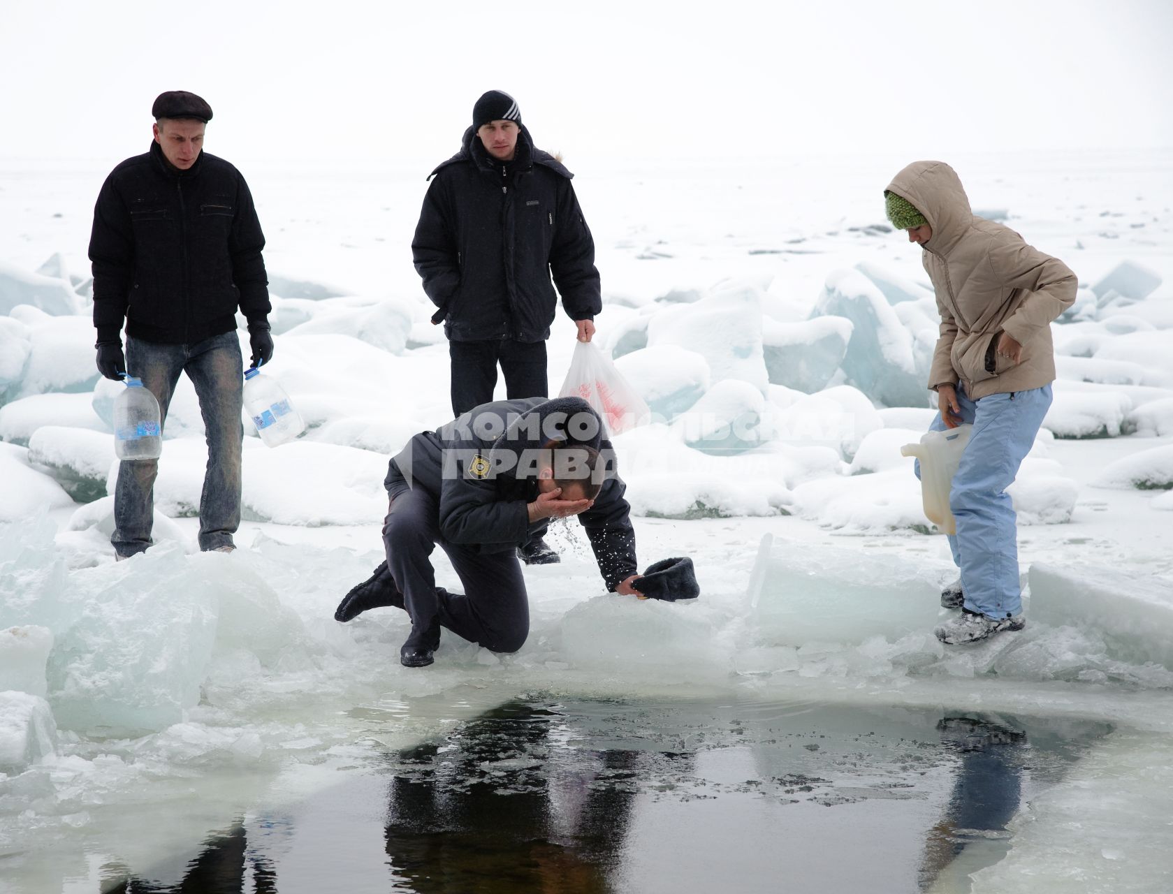 19 января 2012. Волгоградская область, Дубовка. Местные жители празднуют Крещение Господне.