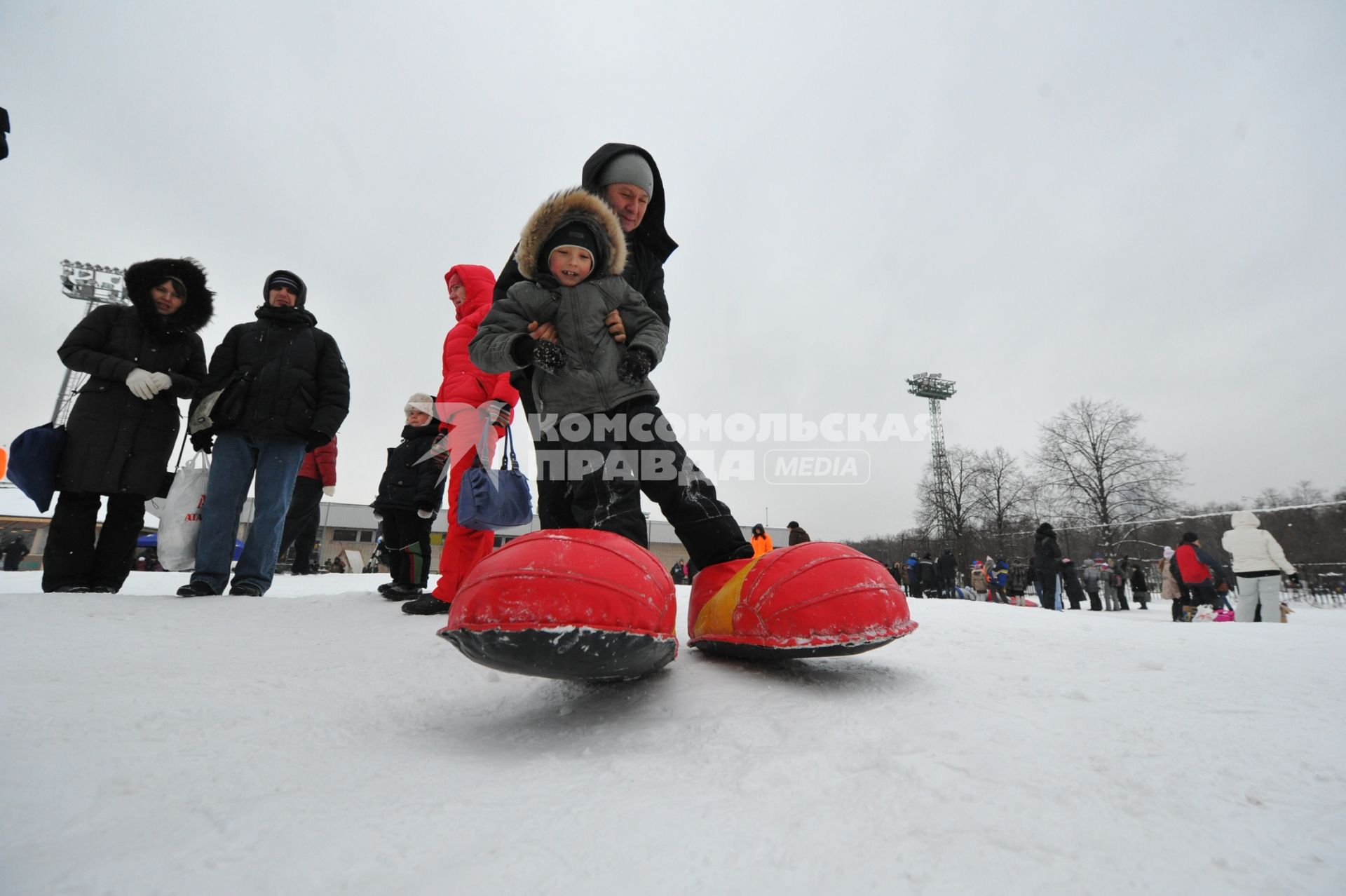 Зимние каникулы. Дети в надувных башмаках. Игра. Конкурс.  22 января 2012 года