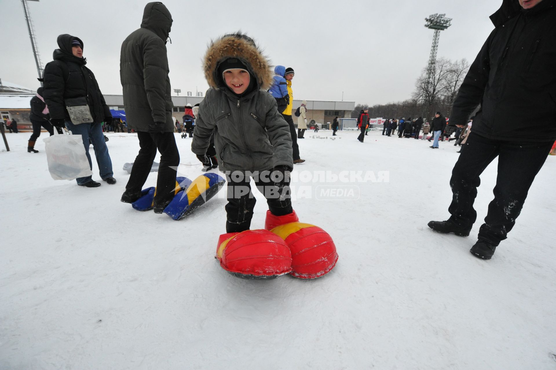 Зимние каникулы. Дети в надувных башмаках. Игра. Конкурс.  22 января 2012 года