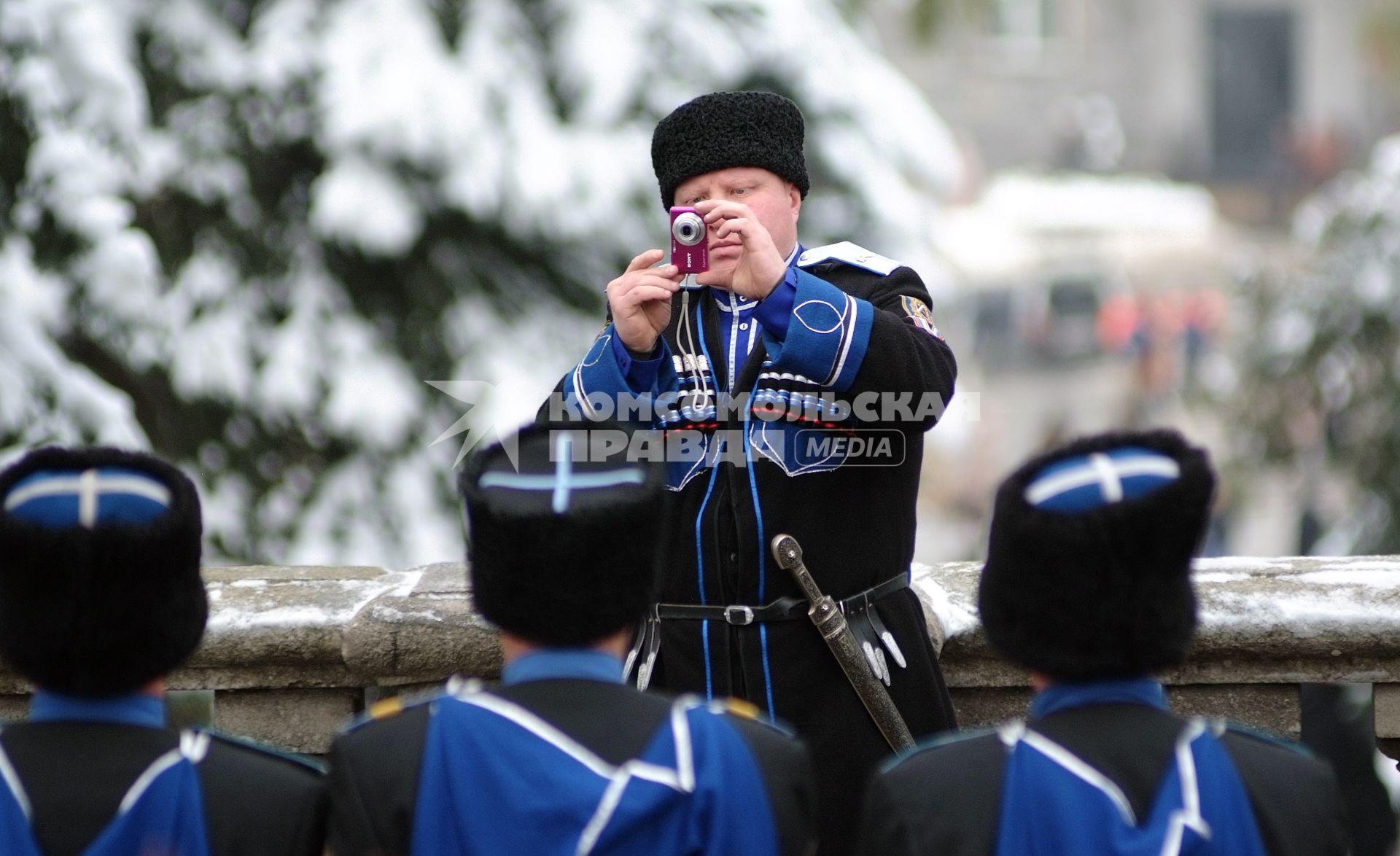 Казаки фотографируются, г. Ставрополь, Крепостная горка, 16 ноября 2011 года.