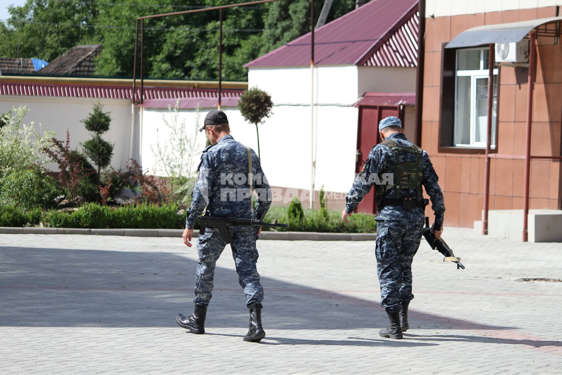 Вооруженная охрана парламента Чечни, г. Грозный, 29 июня 2011 года.