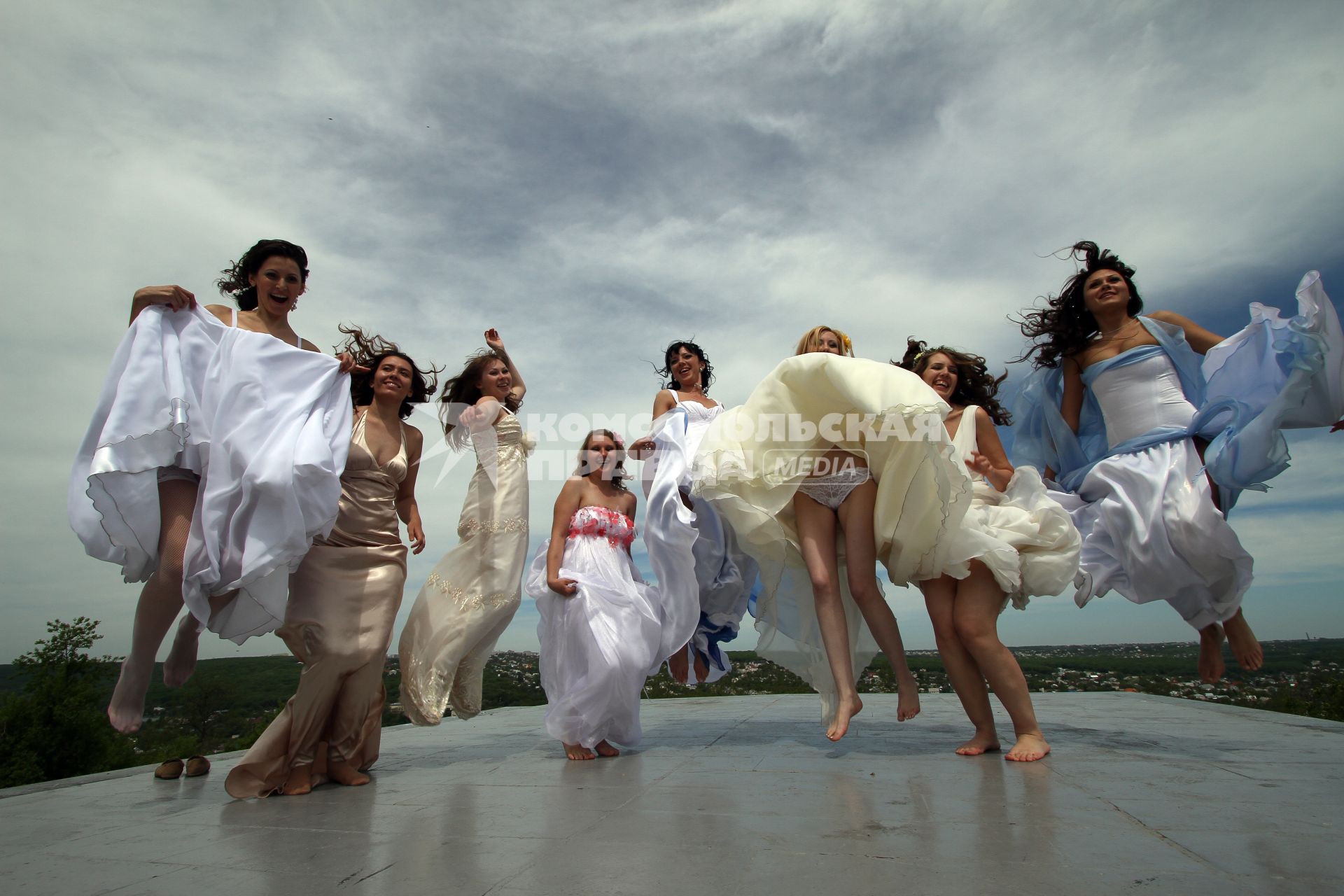 Прыгающие невесты во время парада невест, Крепостная горка, г. Ставрополь, 29 мая 2011 года.