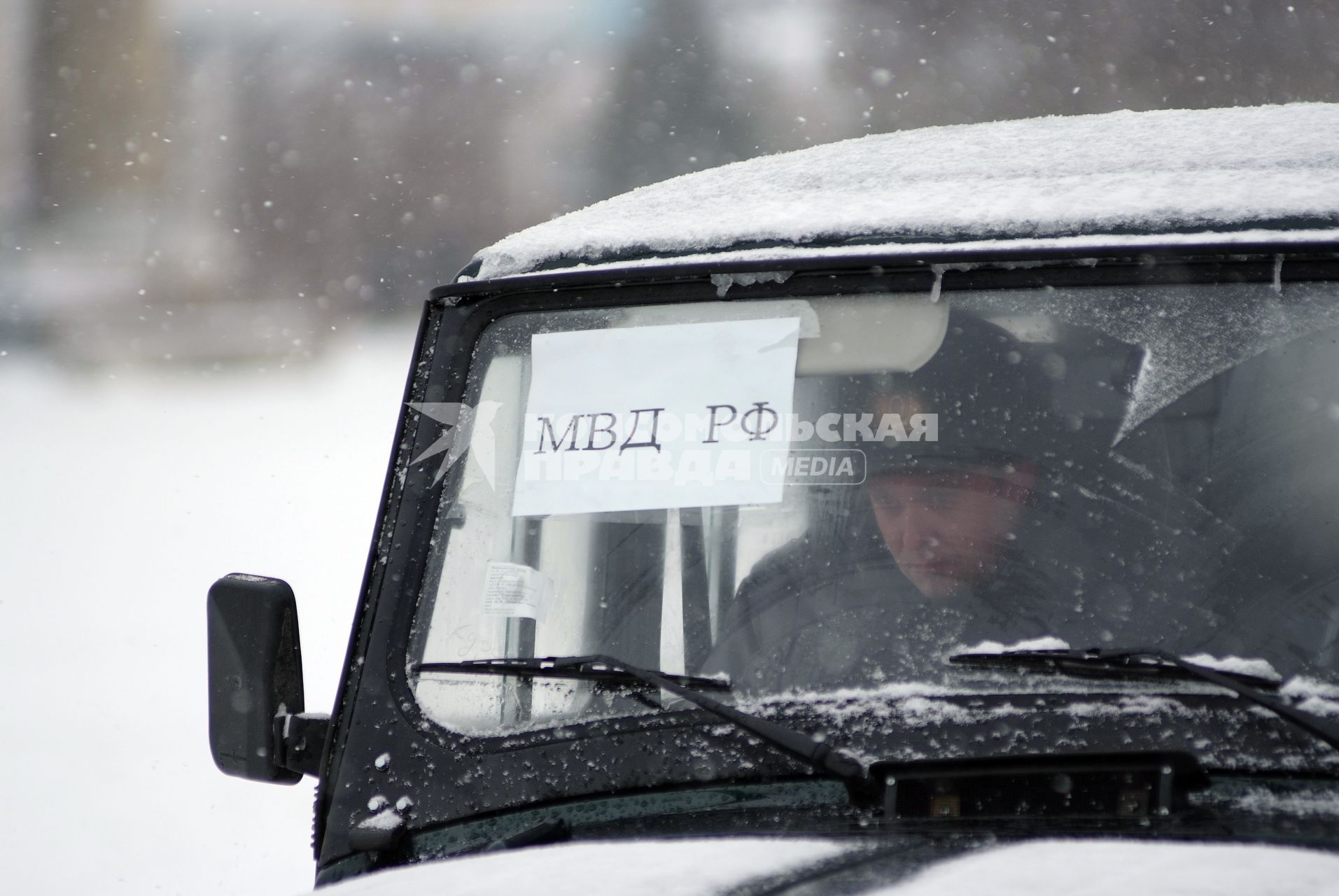 Сотрудник полиции прогревает служебную машину, пл. Ленина, г. Ставрополь. Надпись на автомобиле: МВД РФ. 23 ноября 2011 года.