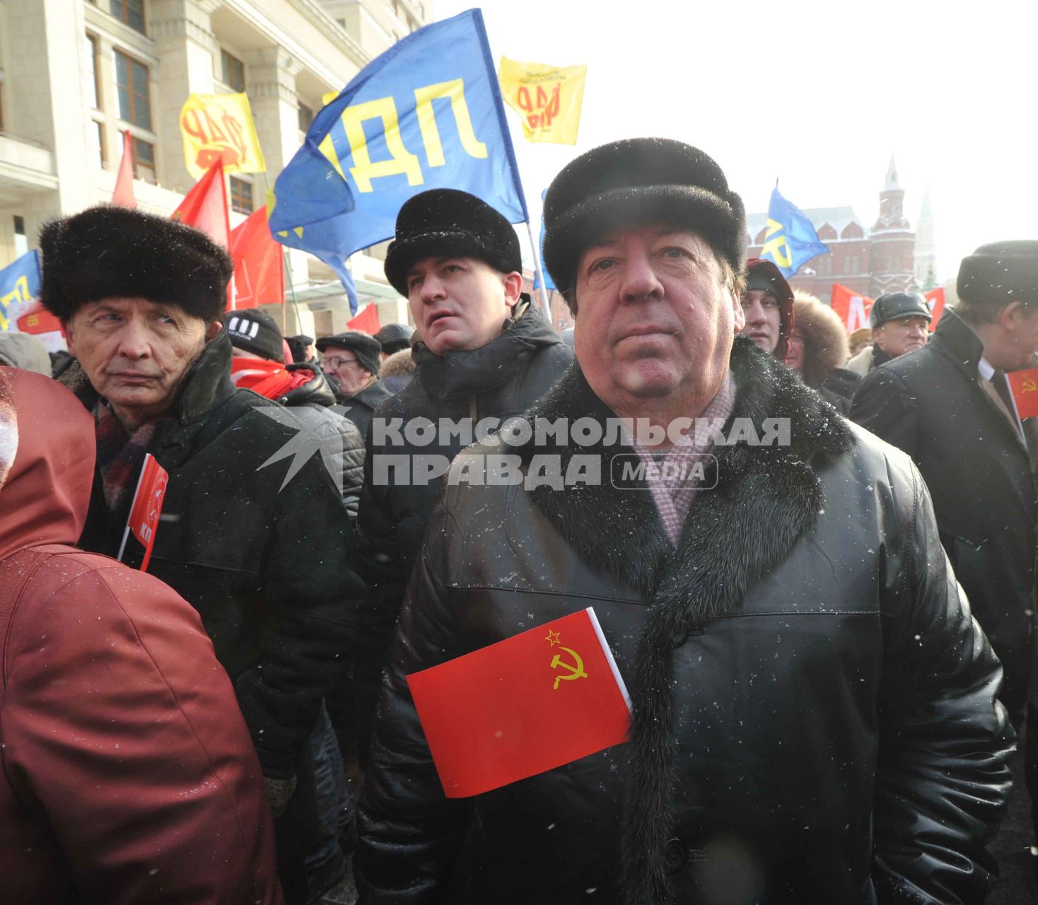 Во время митинга КПРФ  ЗА ДОСТОЙНУЮ ЖИЗНЬ И ЧЕСТНЫЕ ВЫБОРЫ  на Манежной площади. На снимке: мужчина с красным флажком. 21 января 2012 года.