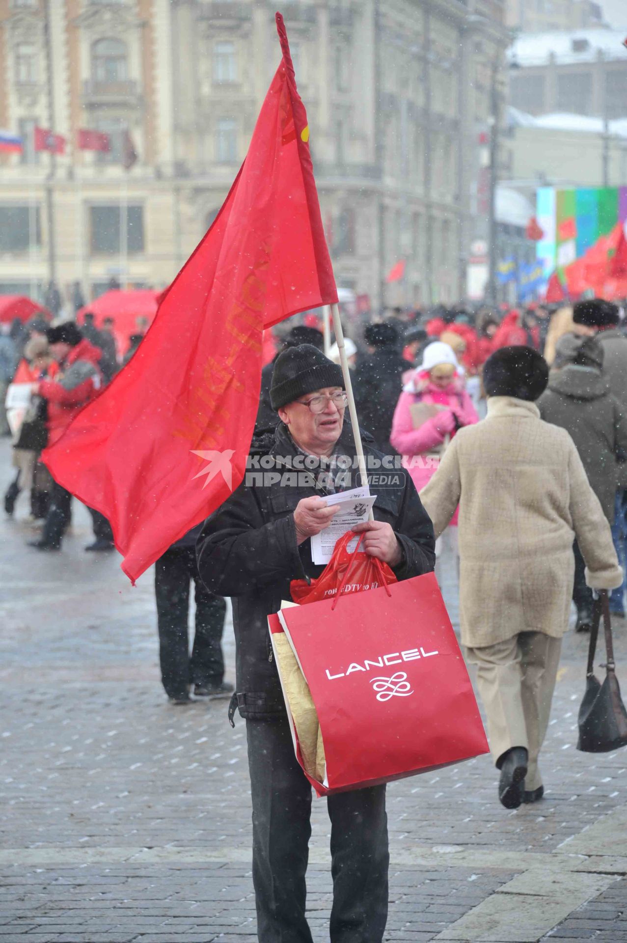 Во время митинга КПРФ  ЗА ДОСТОЙНУЮ ЖИЗНЬ И ЧЕСТНЫЕ ВЫБОРЫ  на Манежной площади. На снимке: мужчина с красным флагом. 21 января 2012 года.