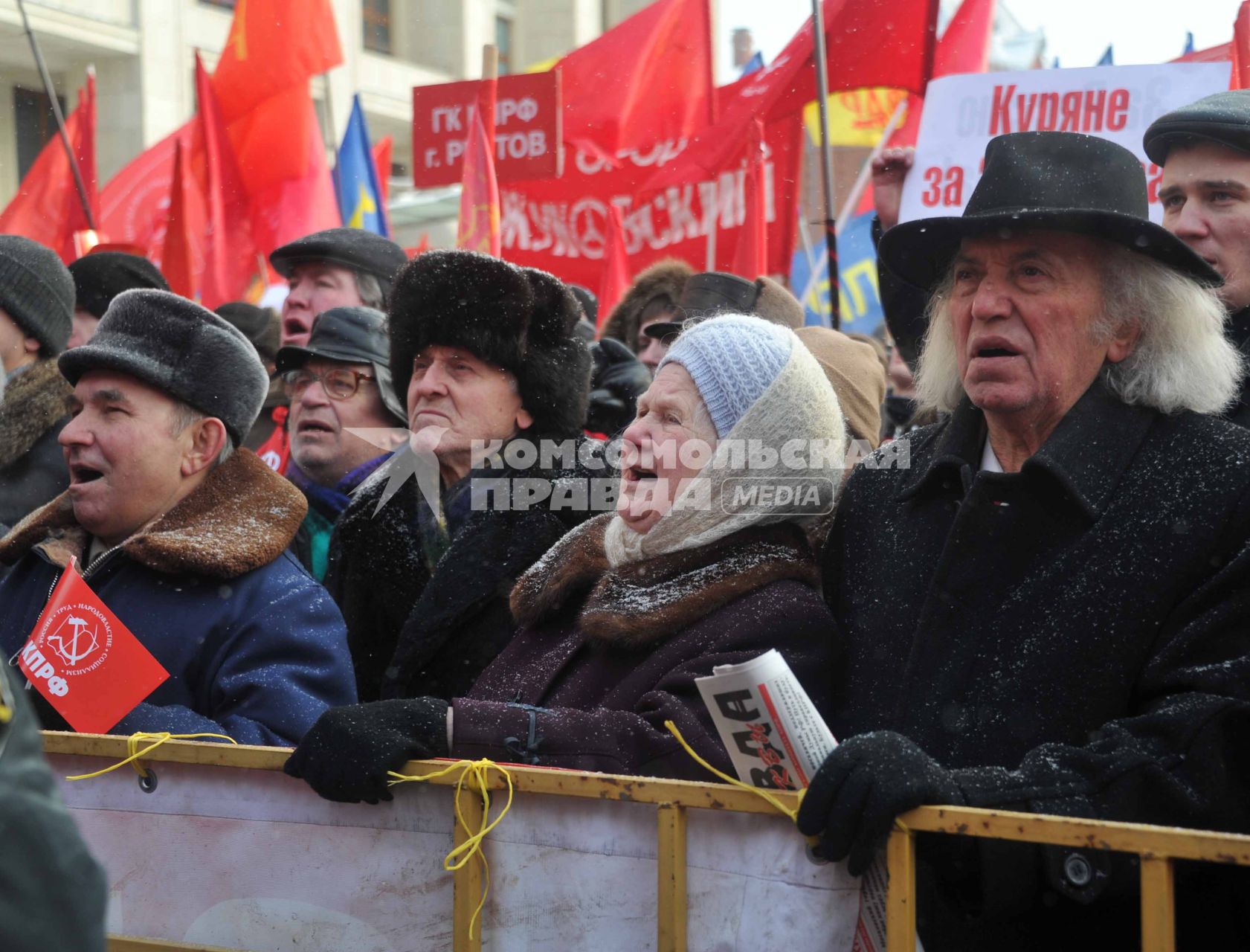 Во время митинга КПРФ  ЗА ДОСТОЙНУЮ ЖИЗНЬ И ЧЕСТНЫЕ ВЫБОРЫ  на Манежной площади. На снимке: старые коммунисты. 21 января 2012 года.