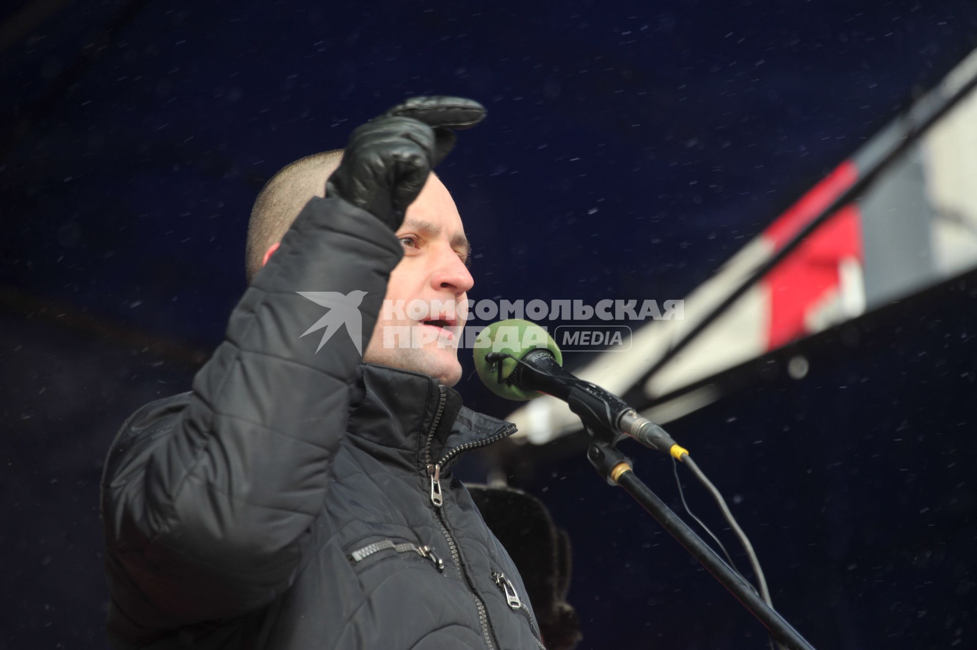 Во время митинга КПРФ  ЗА ДОСТОЙНУЮ ЖИЗНЬ И ЧЕСТНЫЕ ВЫБОРЫ  на Манежной площади. На снимке: лидер ЛЕВОГО ФРОНТА Сергей Удальцов. 21 января 2012 года.