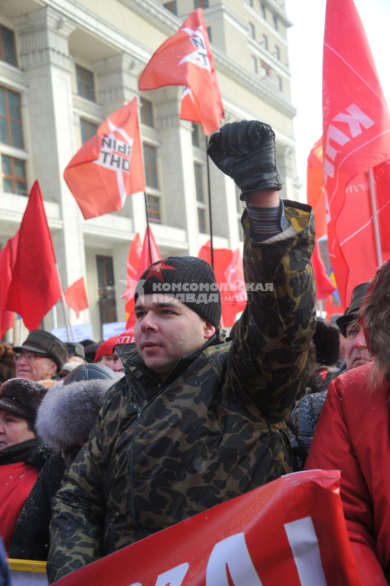 Во время митинга КПРФ  ЗА ДОСТОЙНУЮ ЖИЗНЬ И ЧЕСТНЫЕ ВЫБОРЫ  на Манежной площади. 21 января 2012 года.