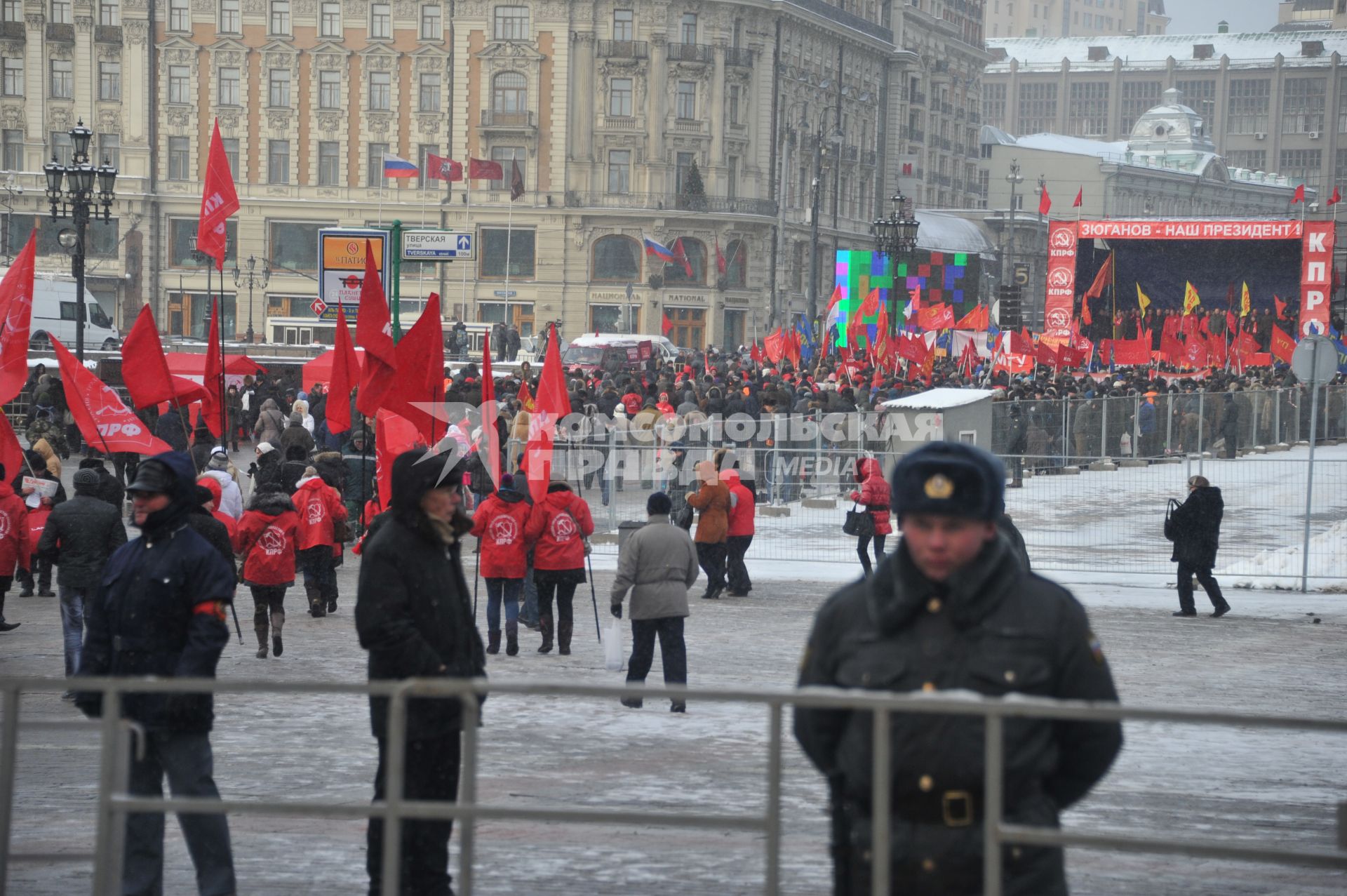 Во время митинга КПРФ  ЗА ДОСТОЙНУЮ ЖИЗНЬ И ЧЕСТНЫЕ ВЫБОРЫ  на Манежной площади. На снимке: обеспечение мер безопасности во время митинга. 21 января 2012 года.