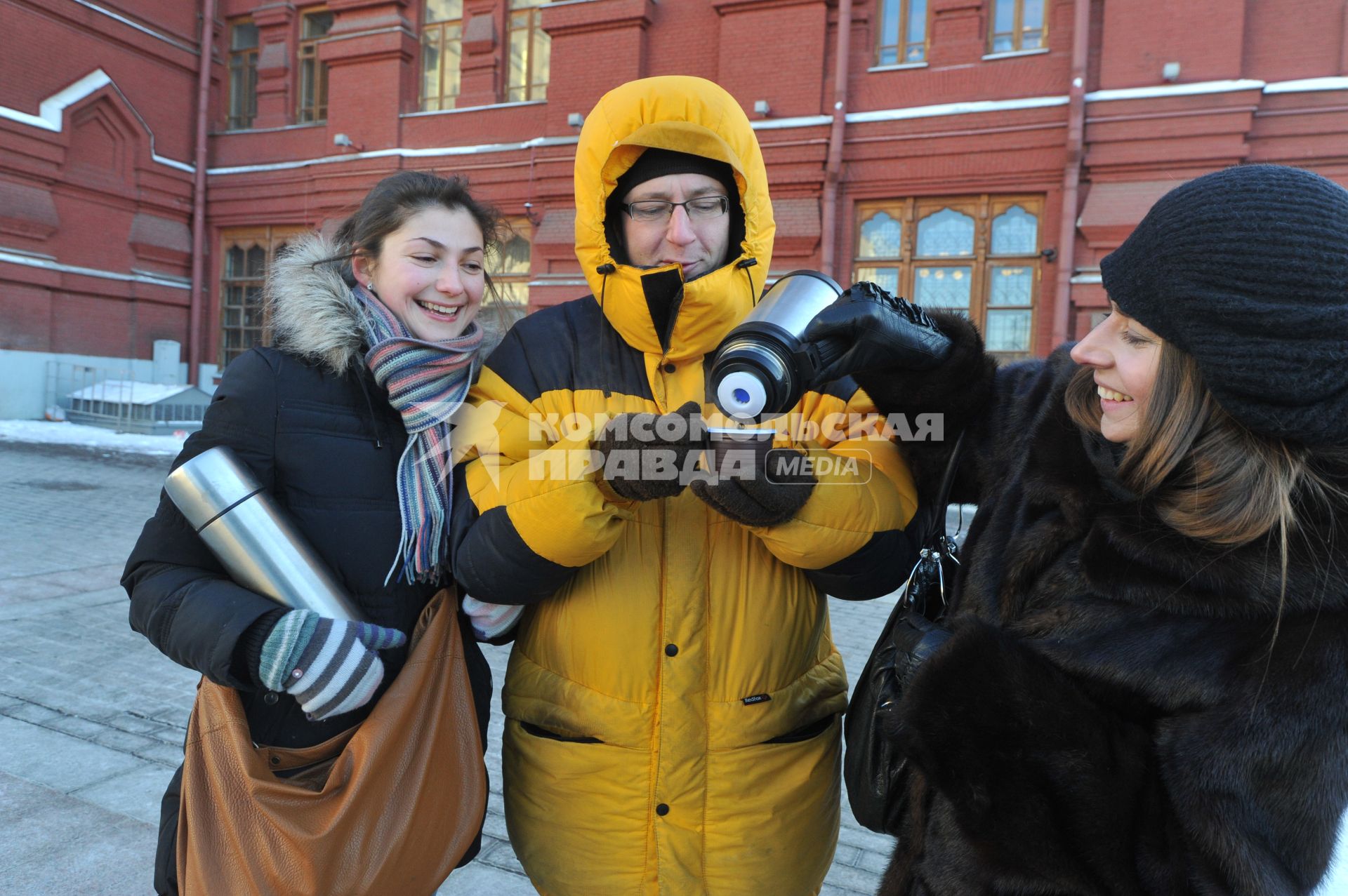 Зима. Люди пьют горячий чай из термоса  в морозную погоду. 24 января 2012 года.