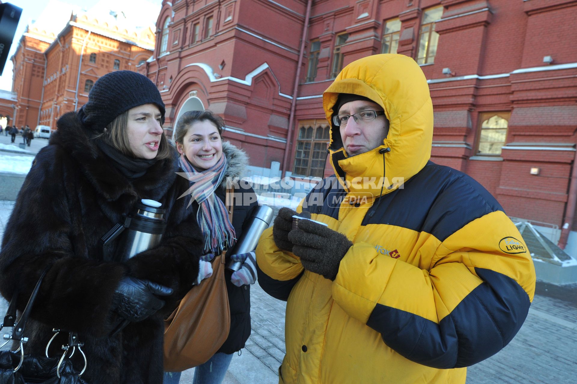 Зима. Люди пьют горячий чай из термоса  в морозную погоду. 24 января 2012 года.