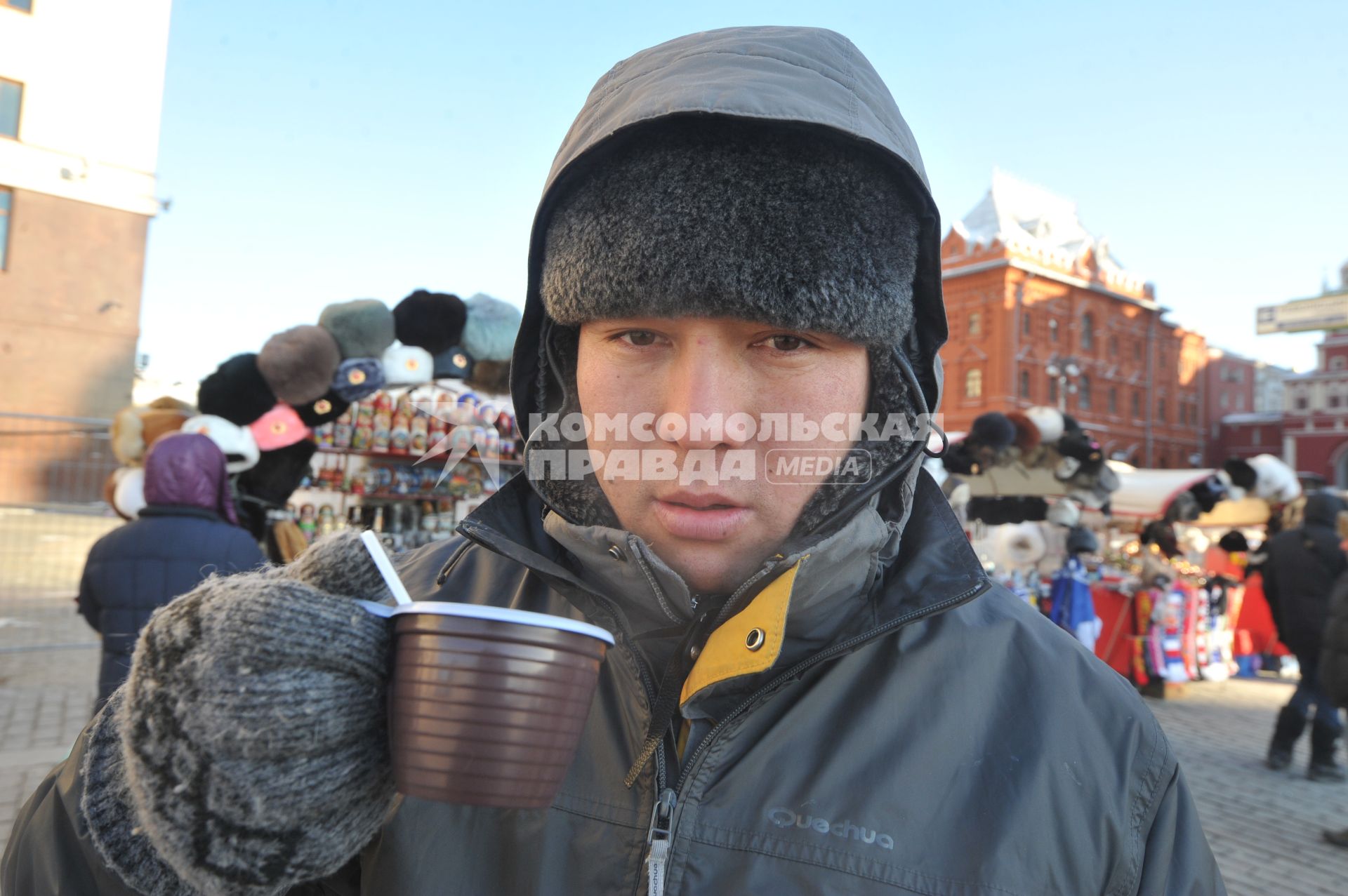 Зима. Мужчина согревается горячим чаем в морозную погоду. 24 января 2012 года.